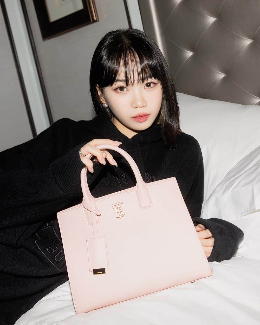 キム・チェウォンさんのインスタグラム写真 - (キム・チェウォンInstagram)「#Burberry #TheFrancesBag #ad」1月9日 19時27分 - _chaechae_1