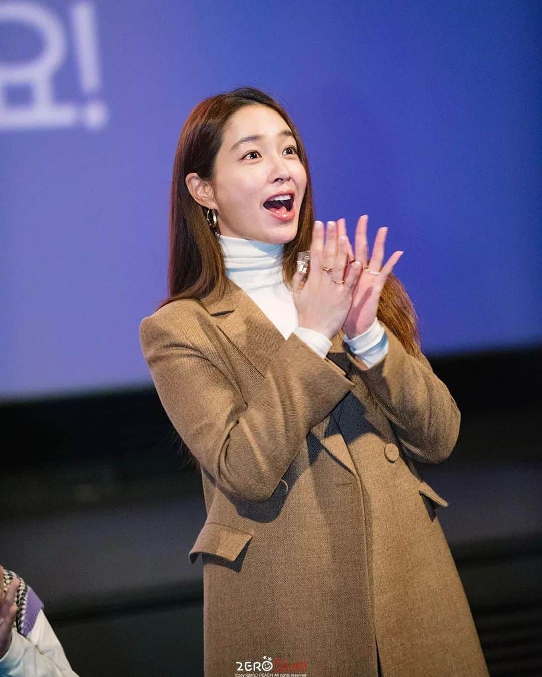 イ・ミンジョンさんのインスタグラム写真 - (イ・ミンジョンInstagram)「#Repost @216mjfans Pretty💓💓 Fancam📸Cr.zero5ive  #이민정#leeminjung#李珉廷 @216jung #스위치 #영화스위치 사진 감사해요 스위치 무대인사~~관객분들을 만나서 따뜻해진 얼굴을 보니 기분이 좋았어요^^ 아직도 스위치 안본 분들은 얼른 예매하세요!!!!! #스위치안본사람없게해주세요」1月9日 19時40分 - 216jung