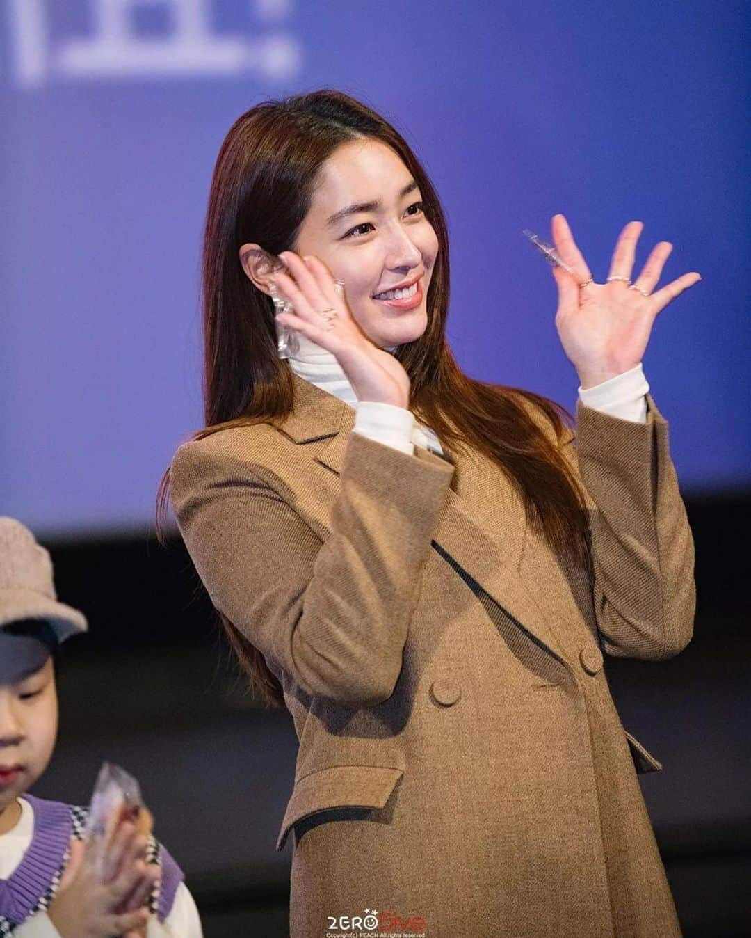 イ・ミンジョンさんのインスタグラム写真 - (イ・ミンジョンInstagram)「#Repost @216mjfans Pretty💓💓 Fancam📸Cr.zero5ive  #이민정#leeminjung#李珉廷 @216jung #스위치 #영화스위치 사진 감사해요 스위치 무대인사~~관객분들을 만나서 따뜻해진 얼굴을 보니 기분이 좋았어요^^ 아직도 스위치 안본 분들은 얼른 예매하세요!!!!! #스위치안본사람없게해주세요」1月9日 19時40分 - 216jung