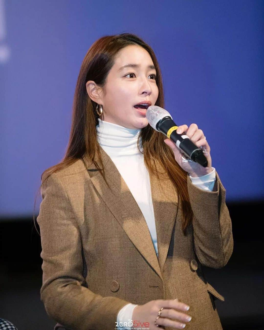 イ・ミンジョンさんのインスタグラム写真 - (イ・ミンジョンInstagram)「#Repost @216mjfans Pretty💓💓 Fancam📸Cr.zero5ive  #이민정#leeminjung#李珉廷 @216jung #스위치 #영화스위치 사진 감사해요 스위치 무대인사~~관객분들을 만나서 따뜻해진 얼굴을 보니 기분이 좋았어요^^ 아직도 스위치 안본 분들은 얼른 예매하세요!!!!! #스위치안본사람없게해주세요」1月9日 19時40分 - 216jung