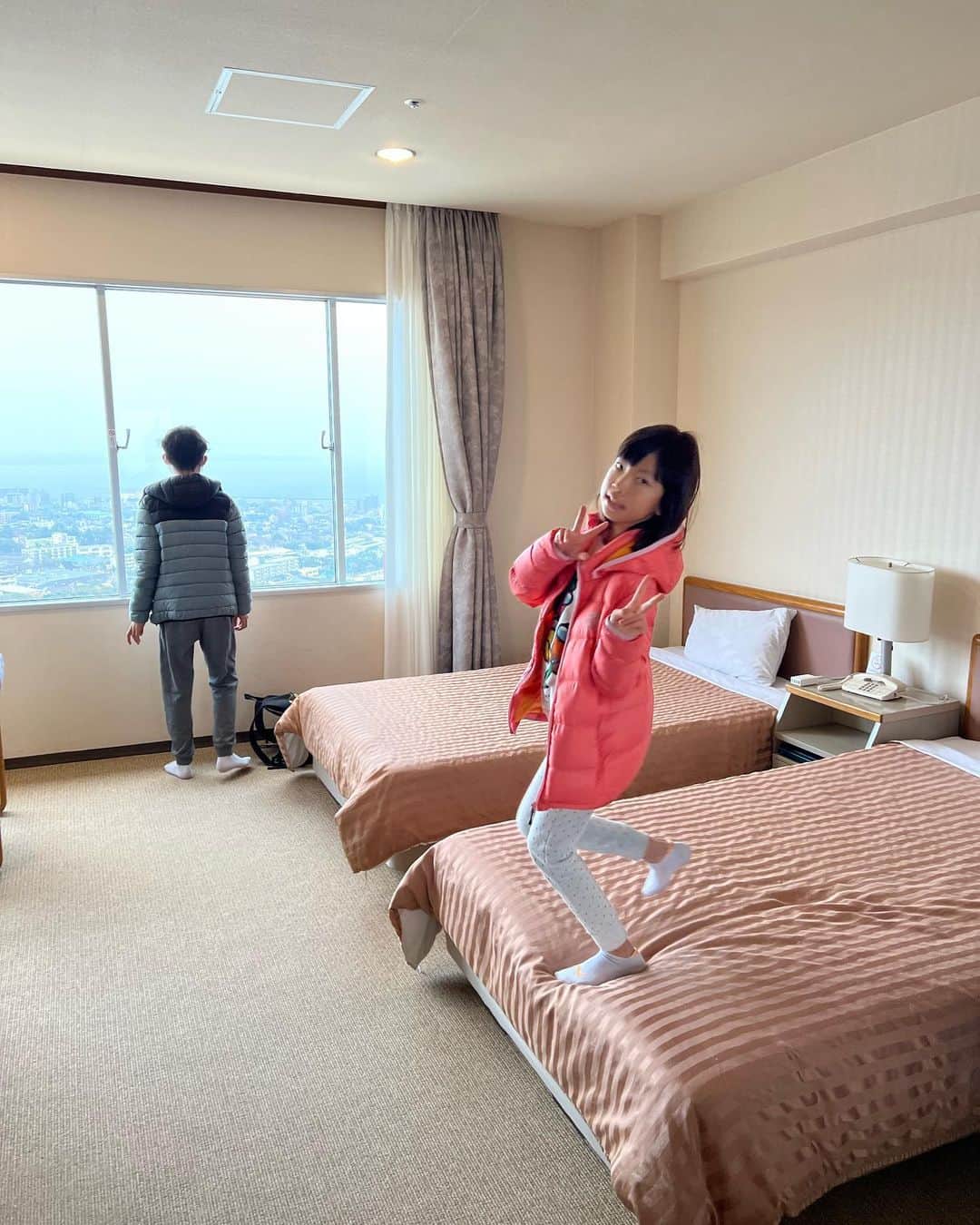 甘糟記子さんのインスタグラム写真 - (甘糟記子Instagram)「別府のお宿は杉乃井ホテル！ @beppu_suginoihotel_official   去年ここに泊まってめっちゃ楽しかったのでリピート！  インターコンチネンタルも迷ったんだけど、、、  ご飯がこっちの方が美味しかったんだよね（笑）  ここはめっちゃ大型ホテルなので、正直人は多い！！ だけど、ホテルのスタッフの方も沢山いて、若い方からベテランさんまでキビキビと気持ちよく働いてらして、うまく回ってるんだよね。 いつも感心しちゃう！  あとは自分たちで食事を早めに取ったり時間を少しずらす事で、ほぼストレスフリー(〃ω〃)  私たちは去年も今年も本館に泊まったんだけど、なんと10日でここはクローズとのこと。 新しく宙館がオープンするんだよね。  なんかギリギリのところでこの本館に泊まることができて、ある意味嬉しかったです！  #甘糟旅行九州#甘糟旅行#九州#冬休み#杉乃井ホテル #大型リゾート#大型ホテル#別府#息子殿姫#息子殿#姫」1月9日 20時04分 - norihey924