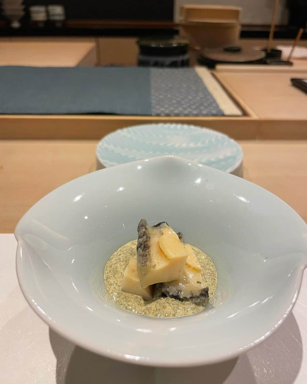 左近鈴乃さんのインスタグラム写真 - (左近鈴乃Instagram)「. 今までで1番感動したお鮨🍣  もう3ヶ月も前の話ですが、、 北海道で訪れたお鮨屋さん。 全部道産の食材で一つ一つどこで獲れたか説明してくれるのが楽しかった🥺🐟地理大好き人間🤚🏻  一品料理も多くて 2枚目の金目鯛と4枚目(何か忘れちゃった…) が特に美味しすぎて感動して涙出ました🥲笑 →最後の動画（笑） 写真はほんの一部。この倍はあったな。  寡黙な大将の人柄も素敵で 北海道に行った際には是非訪れてほしい⛄️✨  #鮨処有馬 #北海道旅行 #北海道グルメ」1月9日 20時27分 - suzuno_sakon