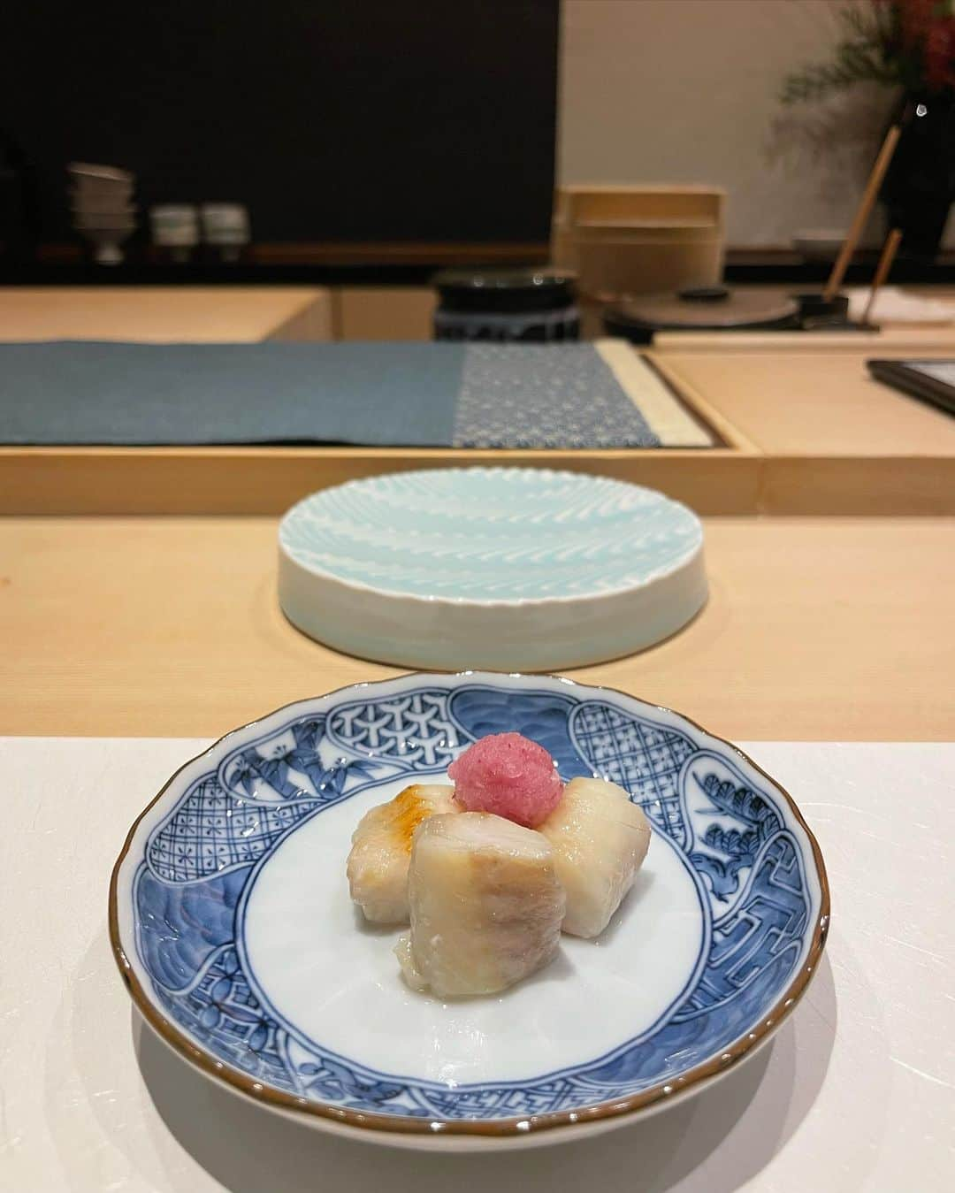 左近鈴乃さんのインスタグラム写真 - (左近鈴乃Instagram)「. 今までで1番感動したお鮨🍣  もう3ヶ月も前の話ですが、、 北海道で訪れたお鮨屋さん。 全部道産の食材で一つ一つどこで獲れたか説明してくれるのが楽しかった🥺🐟地理大好き人間🤚🏻  一品料理も多くて 2枚目の金目鯛と4枚目(何か忘れちゃった…) が特に美味しすぎて感動して涙出ました🥲笑 →最後の動画（笑） 写真はほんの一部。この倍はあったな。  寡黙な大将の人柄も素敵で 北海道に行った際には是非訪れてほしい⛄️✨  #鮨処有馬 #北海道旅行 #北海道グルメ」1月9日 20時27分 - suzuno_sakon