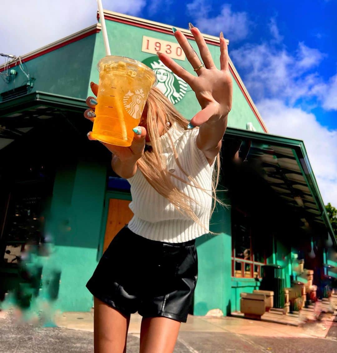 藤木そらさんのインスタグラム写真 - (藤木そらInstagram)「. . I went to Starbucks that I wanted to go to in Hawaii😍!! ️🧡I'm so happy because it's been my wish for a long time (*´ω｀*)💓💓 . .念願の行きたかったハワイにある外観がオシャレスタバに行ってきたょ✨ᰔᩚ . .海外限定のスタバ大好き💛💙毎回必ずパッションとピンクレモネードとか飲むよ♡‿(･×･)‿♡ . .これはパイナップルにした😍❤️‍🔥名前書いてもらえるねんけど、〖SURA〗になってる🤣🤣w . . .パンツ @blackqueen.official  .トップス @shein_japan  . . . . . . . . . . . . .#スタバ #スタバカスタム #スタバ好きな人と繋がりたい #starbuckscoffee #hawaiistarbucks #ハワイ限定」1月9日 20時27分 - sorafujiki