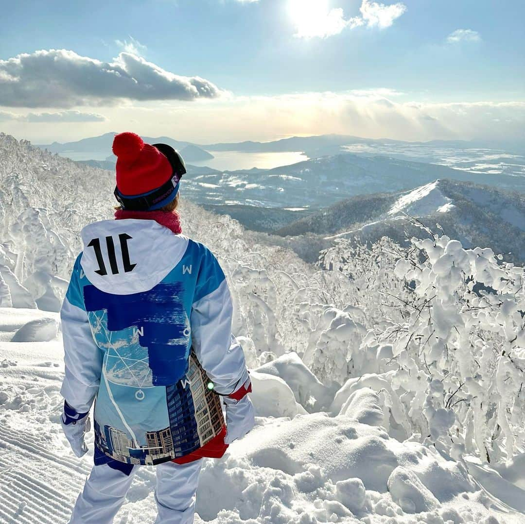 市原彩花さんのインスタグラム写真 - (市原彩花Instagram)「Rusutsu🏔  ルスツでスキー🏔🎿 札幌から無料のバスで2時間✌️ お手軽に日帰りスキーして来たよ😙 この日は天気良くて山頂から洞爺湖見えた☀️  去年まではニセコやトマムのゲレンデの目の前に泊まってて最強に便利だったけど、今季はホテル高くなってたから諦めて札幌駅前に泊まっていろんなゲレンデ通うことにしたの🚌  でも毎晩すすきのにご飯食べに行けたし、これはこれで良かった😚 でもやっぱまたゲレンデ近くにも泊まりたーい😁  ゲレンデでいろんな人にブランド聞かれたウェアは今年も @marqleen の😚 目立つし高機能だし人と被らない💙  日本の国境は開いたけど、ゲレンデはまだそこまで混んで無い⛷ 混む前に滑り行こ〜⛷  #北海道#ルスツ#ルスツリゾート#ski #skiing#hokkaidosgram#スキー#skijapan#skihokkaido#hokkaidotrip#hokkaidotravel#スキーウェア#スノボウェア#スノボ#スノーボード#snowboarding#skiwear#ニセコ#トマム#niseko#tomamu#marqleen#マークリーン」1月9日 20時50分 - ayaka_ichihara