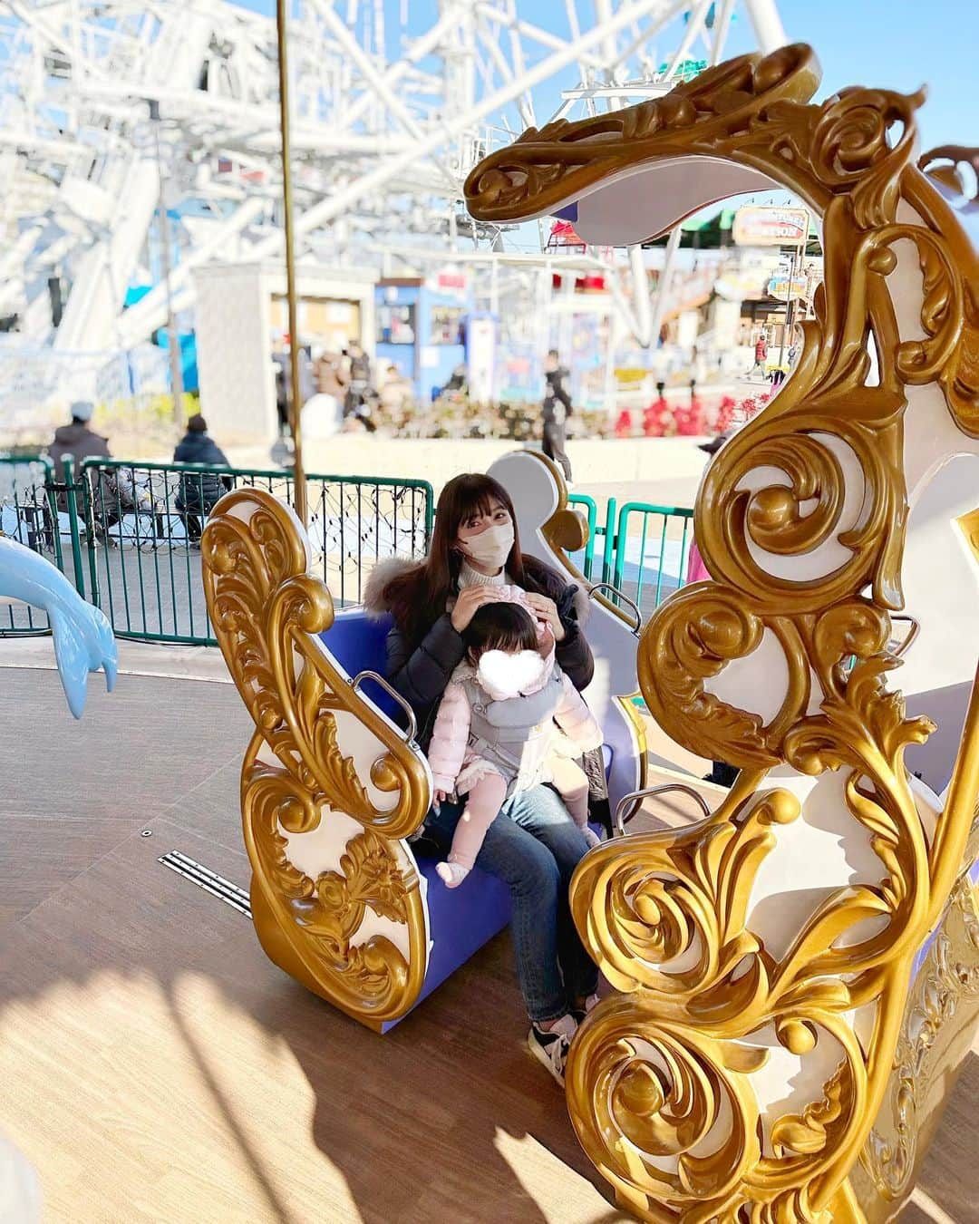 加藤瑠美さんのインスタグラム写真 - (加藤瑠美Instagram)「3連休🎡🎠🎪 疲れている中夫が頑張ってくれて 毎日いろんなところに遊びに行けました✨  初日は「あらかわ遊園」へ🫶🤍 子どもたちが楽しめてそんなに混雑していなくて 都心から1時間程度で行けるところを調べて行ったよ👦🏻👧🏻  あらかわ遊園は4月にリニューアルしたばかりのようで とっても綺麗だった〜✨ 観覧車やメリーゴーランドがあったり 汽車が走っていて乗れたり 動物と触れ合える広場があったり (息子はミーアキャットにハマりました🫶) とにかく子どもが楽しめるものが ギュッと詰まったところでした🥹🌟 中でもどうぶつ広場が一番楽しそうだったな✨  帰り際に買った米粉のチュロスも本当に美味しくて 最後まで幸せな気持ちだった❣️ 今回はフリーパスを買ったのだけど、 3歳以上から乗れるアトラクションが多かったから 次は都度チケットを買う形にしようと思いました🎟  自然もたっぷりで癒されたな🍃 2人が大きくなったらまた行きたい😍  #coordinate#ootd#Japanese#japanesegirl#instafashion#rubi_fashion#ladydior#新米ママ#東京ママ#오오티디#아웃핏#年子ママ#東京ママ#男の子ママ#女の子ママ#年子育児#年子ママ#年子兄妹#子連れお出かけ#あらかわ遊園」1月9日 21時20分 - katorubi