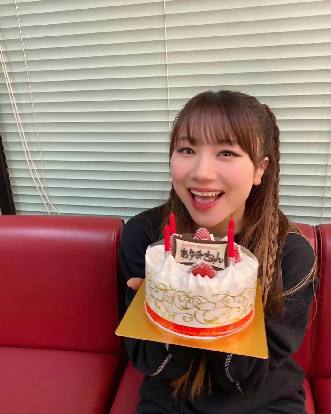 石田亜佑美さんのインスタグラム写真 - (石田亜佑美Instagram)「🎂❤️ . . . ライブを終えて楽屋に入ったら、 あかねちんを指揮者に、 ハッピーバースデーを合唱してくれました . みんな姿勢良くて面白かったなぁ😂❤️ . . . 改めてみんなも本当にメッセージありがとう！！！！！ あんど、何度言われても嬉しいよーーー！！！！！笑 . . #今年の誕生日の思い出 #ありがとう #🍀 #バースデーウィークまだ続くよー🐣 #morningmusume23 #モーニング娘23 #石田亜佑美」1月9日 21時22分 - ayumi_ishida.official