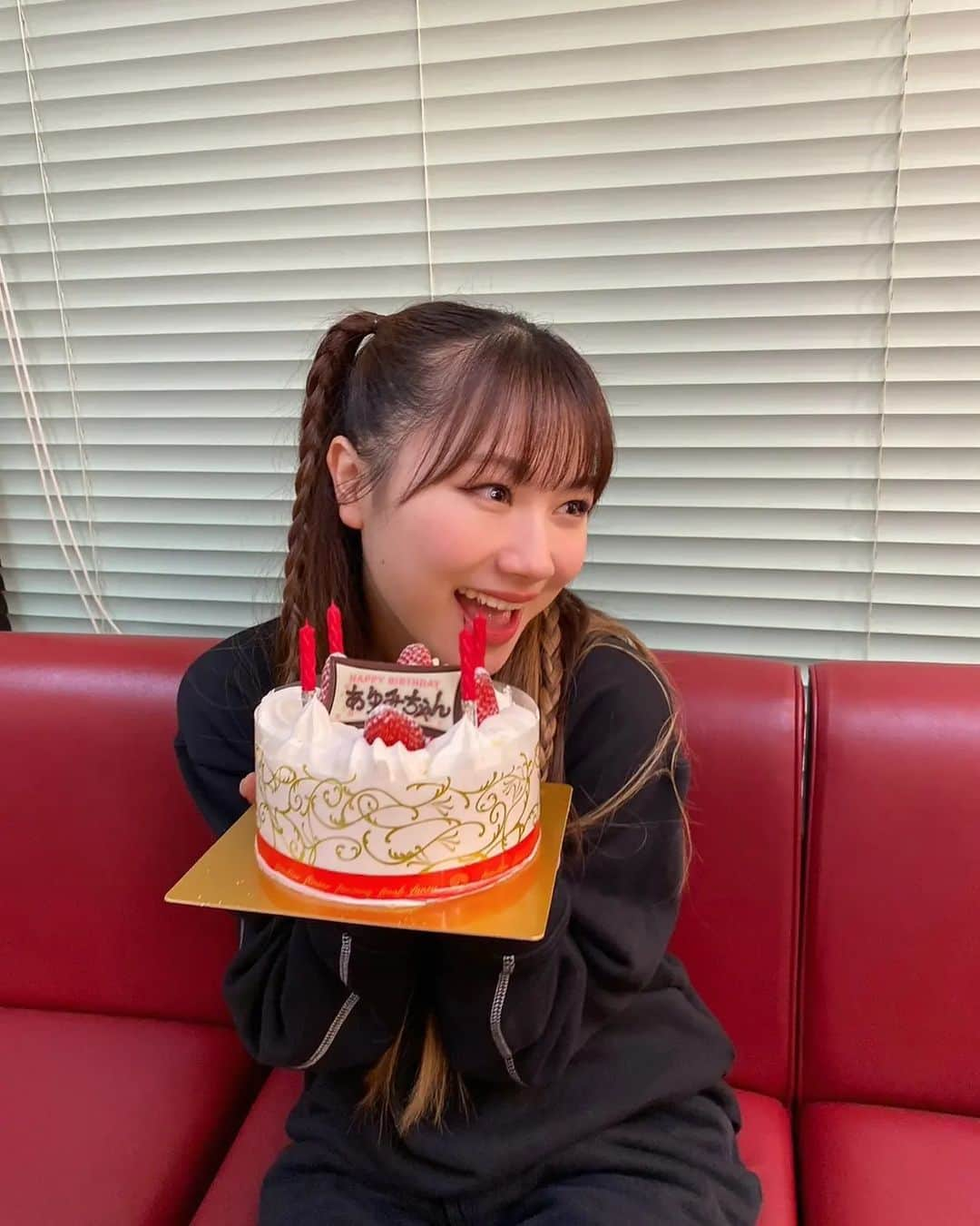 石田亜佑美さんのインスタグラム写真 - (石田亜佑美Instagram)「🎂❤️ . . . ライブを終えて楽屋に入ったら、 あかねちんを指揮者に、 ハッピーバースデーを合唱してくれました . みんな姿勢良くて面白かったなぁ😂❤️ . . . 改めてみんなも本当にメッセージありがとう！！！！！ あんど、何度言われても嬉しいよーーー！！！！！笑 . . #今年の誕生日の思い出 #ありがとう #🍀 #バースデーウィークまだ続くよー🐣 #morningmusume23 #モーニング娘23 #石田亜佑美」1月9日 21時22分 - ayumi_ishida.official