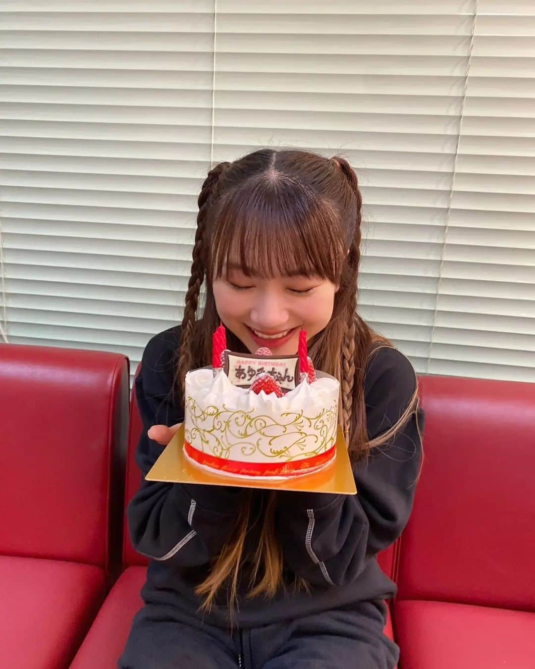 石田亜佑美さんのインスタグラム写真 - (石田亜佑美Instagram)「🎂❤️ . . . ライブを終えて楽屋に入ったら、 あかねちんを指揮者に、 ハッピーバースデーを合唱してくれました . みんな姿勢良くて面白かったなぁ😂❤️ . . . 改めてみんなも本当にメッセージありがとう！！！！！ あんど、何度言われても嬉しいよーーー！！！！！笑 . . #今年の誕生日の思い出 #ありがとう #🍀 #バースデーウィークまだ続くよー🐣 #morningmusume23 #モーニング娘23 #石田亜佑美」1月9日 21時22分 - ayumi_ishida.official