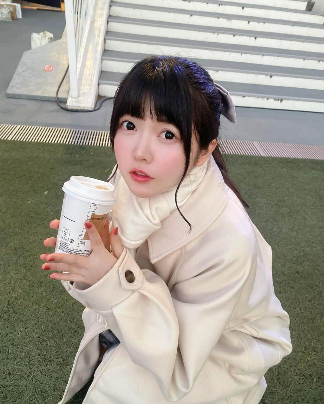 小野寺梓さんのインスタグラム写真 - (小野寺梓Instagram)「スタバで温まった☕️  ららぽーと豊洲に行きました。 ホワイトホットチョコレートの豆乳変更シロップ少なめ！だよ！   #starbucks  #viviennewestwood  #muffler  #coat  #outer  #ponytail  #アイドル  #偶像  #黒髪  #黒髪ロング  #japanesegirl  #グラビア  #真っ白なキャンバス  #白キャン  #小野寺梓」1月9日 22時55分 - onoderaco