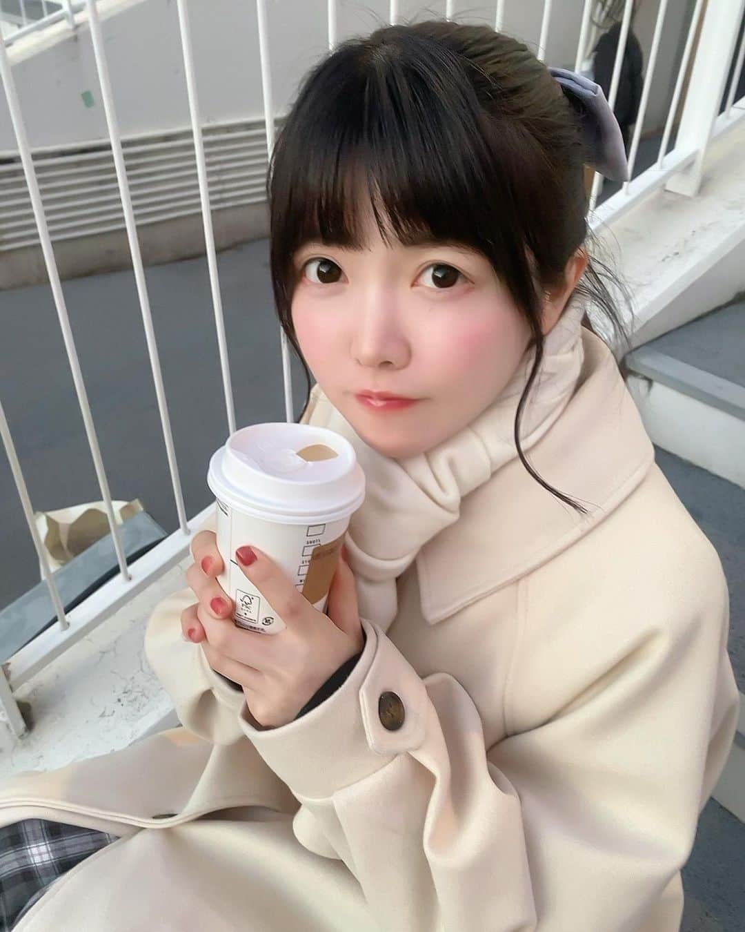 小野寺梓さんのインスタグラム写真 - (小野寺梓Instagram)「スタバで温まった☕️  ららぽーと豊洲に行きました。 ホワイトホットチョコレートの豆乳変更シロップ少なめ！だよ！   #starbucks  #viviennewestwood  #muffler  #coat  #outer  #ponytail  #アイドル  #偶像  #黒髪  #黒髪ロング  #japanesegirl  #グラビア  #真っ白なキャンバス  #白キャン  #小野寺梓」1月9日 22時55分 - onoderaco