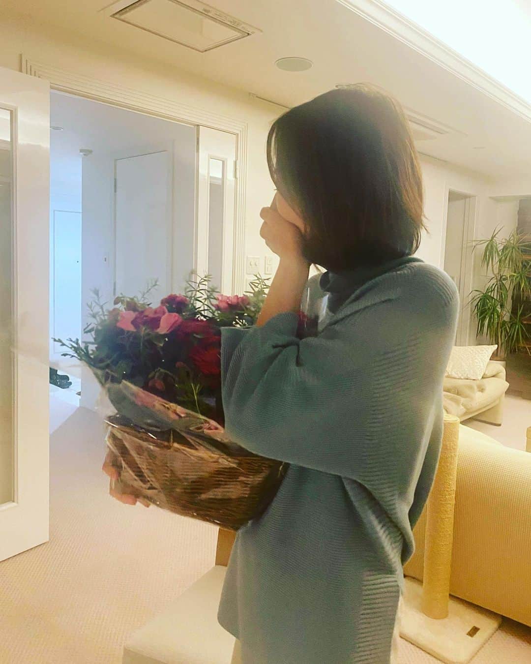 長野智子さんのインスタグラム写真 - (長野智子Instagram)「我が家で友達と新年会😃  。。のつもりが、まさかの誕生日祝いで。。😭  羊泣きしてます🐏メェ〜🥹  サプライズに号泣。やっぱり祝われるの嬉しい😭😭😭  みんな、本当にありがとう💕  #サプライズ #還暦祝い  #友達 #感謝」1月9日 23時10分 - naganotomoko