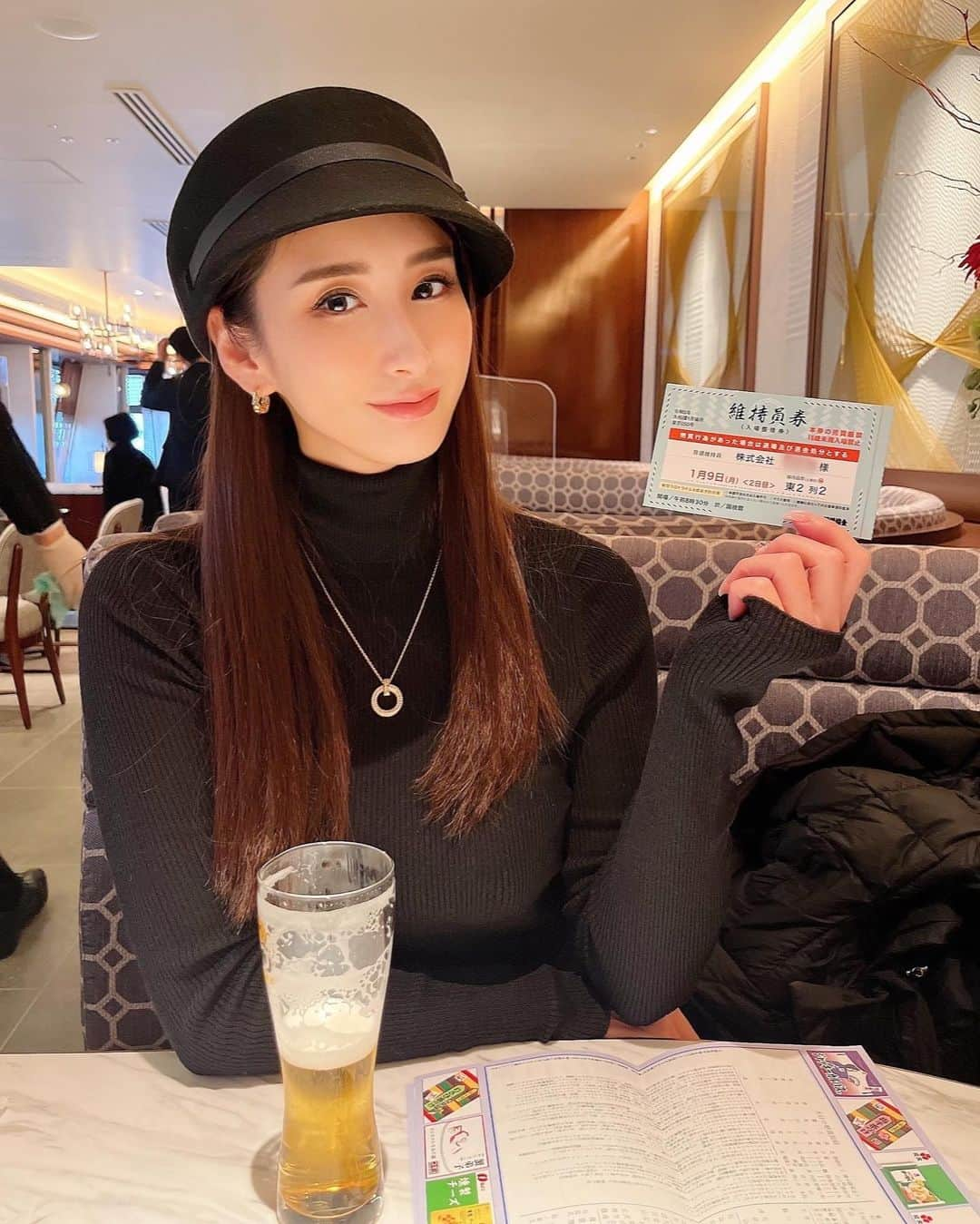 佐藤衣里子さんのインスタグラム写真 - (佐藤衣里子Instagram)「両国国技館にて1月場所を 観戦してきました✨ 相撲はなんだかんだ生で見るのは初めてだったんだけど、 席が前から2列目でラウンジも使えたし、臨場感溢れて楽しかった😳  また2ヶ月後も見に行きたいな✨  #相撲#両国国技館#1月場所」1月9日 23時28分 - eriko0625