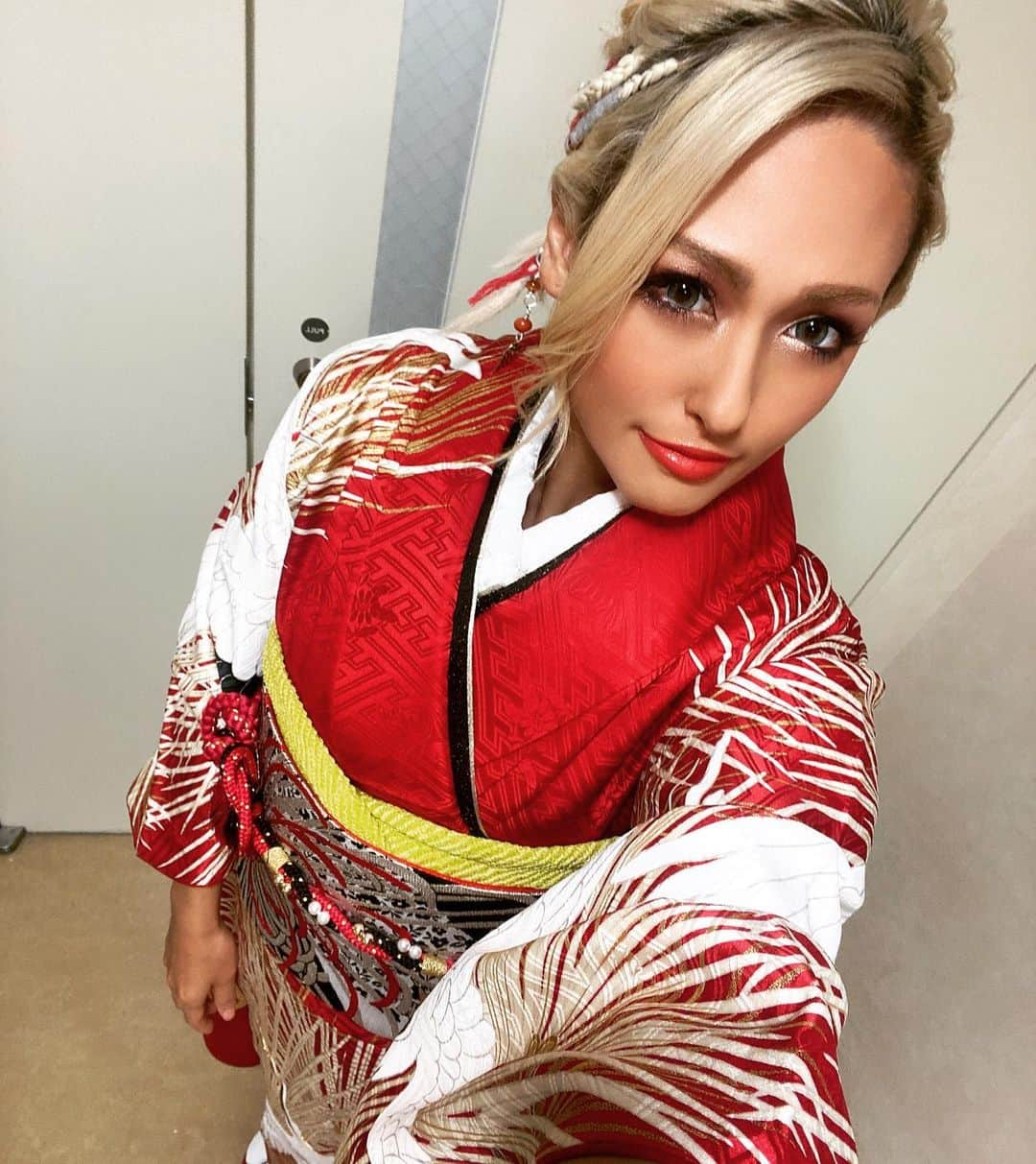 ジュリア・スターダムさんのインスタグラム写真 - (ジュリア・スターダムInstagram)「ヘアラップが良い感じに髪飾り風に🙆‍♀️  #ブシロード新春大発表 #ヘアラップ　 #振り袖　#振り袖ヘア #振り袖帯結び  #stardom #DDM #Donnadelmondo #マフィアベラ　#mafiabella #OMG #バリバリボンバーズ #BX3 #prowrestler  #joshipuroresu  #giulia #スターダム　#ドンナデルモンド　#ジュリア #女子プロレス　#女子プロレスラー」1月10日 4時47分 - 0221giulia