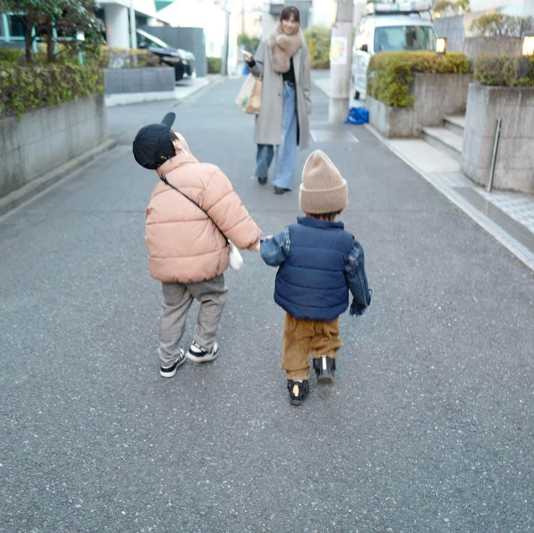 安田美沙子さんのインスタグラム写真 - (安田美沙子Instagram)「おはようございます✨ 冬休みもついにおしまい。  次男も幼稚園にあがるので、目まぐるしい日々がはじまります。  家族でお詣り。  たくさん並んだあとに、家族でたべた焼きそば&ベビーカステラは格別♥️  冬休み、沢山一緒にいたから。。 次男はすっかりママから離れなく なりました✨  長男は、なんでも1人でやりたくで、お賽銭も自分のお財布から。 次男にもあげてくれてました。  お兄ちゃんになってきた！  大変な時もあるけれど、ふたりの成長が愛おしい日々です。  今日も6時起き！うれしい。 朝活続けたいと思います🌈  #おはよう #朝 #自分時間 #朝ごはんは夜ご飯の残りにする #初詣 #family #brothers #男の子ママ  #5さい #2さい #leica」1月10日 6時42分 - yasuda_misako