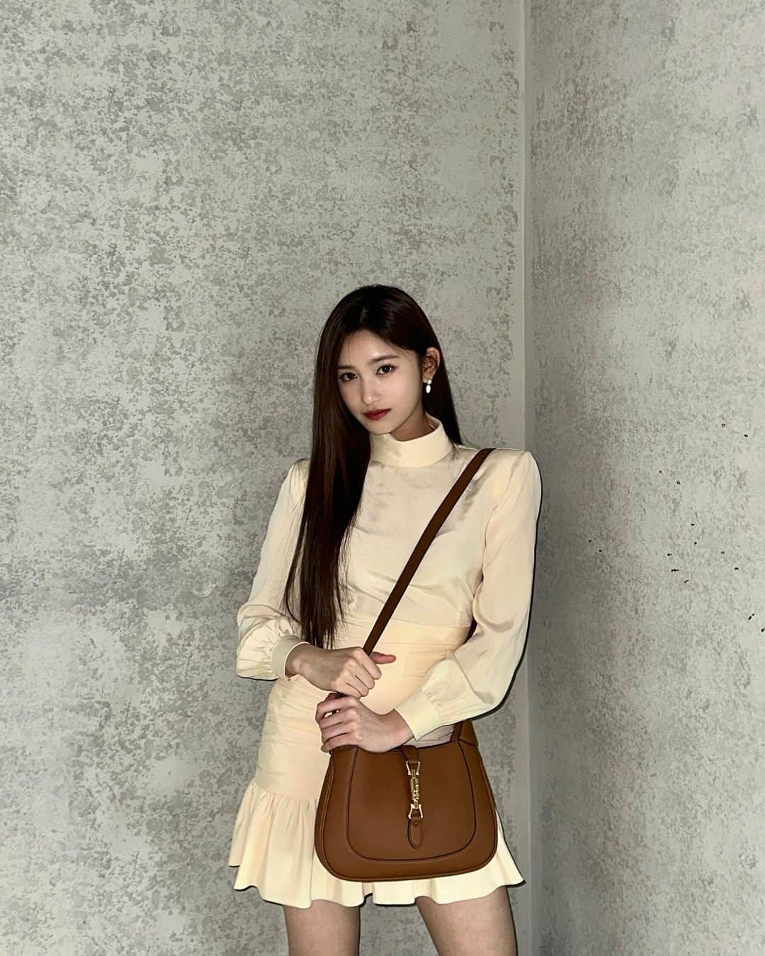 IVEさんのインスタグラム写真 - (IVEInstagram)「🤎🤎👜  #IVE #아이브 #LEESEO #이서  @gucci #GucciJackie1961 #AD」1月10日 13時00分 - ivestarship