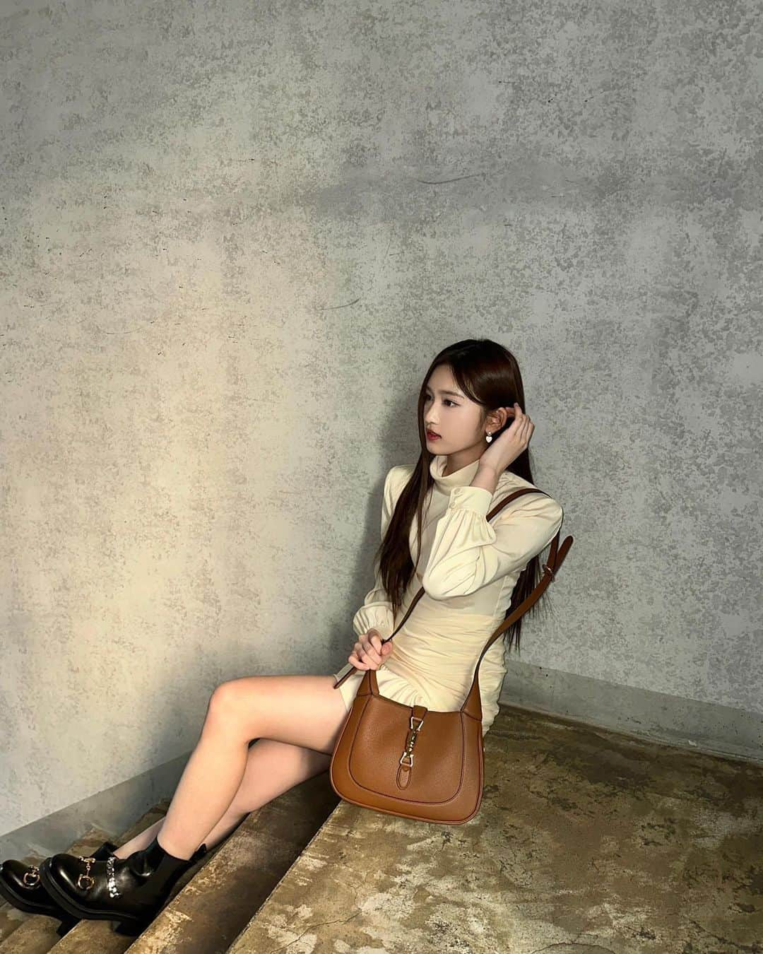 IVEさんのインスタグラム写真 - (IVEInstagram)「🤎🤎👜  #IVE #아이브 #LEESEO #이서  @gucci #GucciJackie1961 #AD」1月10日 13時00分 - ivestarship