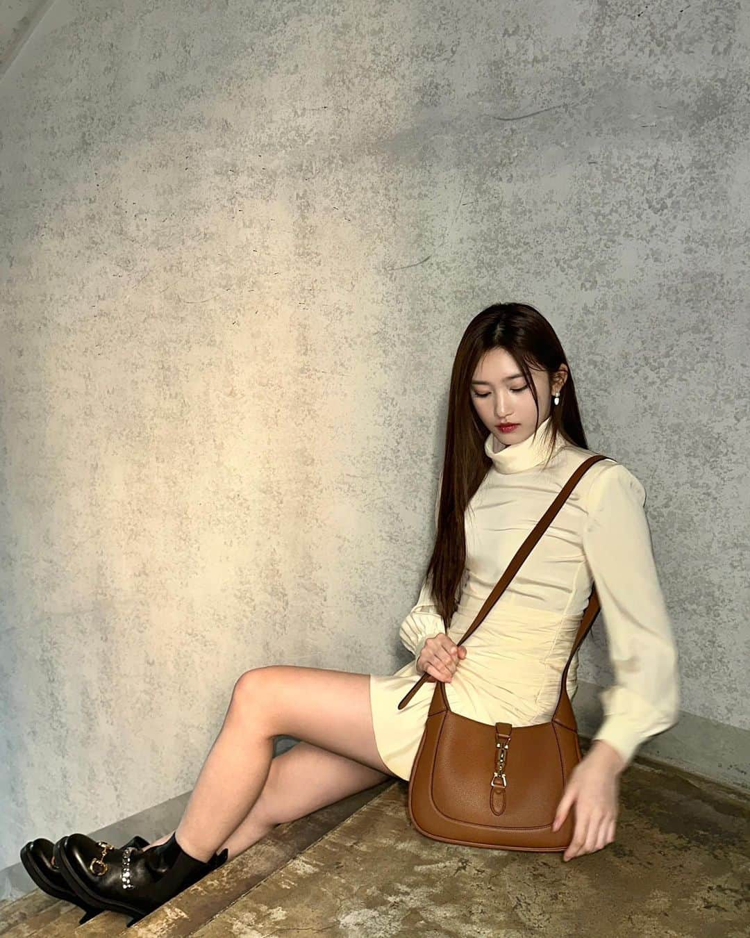 IVEさんのインスタグラム写真 - (IVEInstagram)「🤎🤎👜  #IVE #아이브 #LEESEO #이서  @gucci #GucciJackie1961 #AD」1月10日 13時00分 - ivestarship