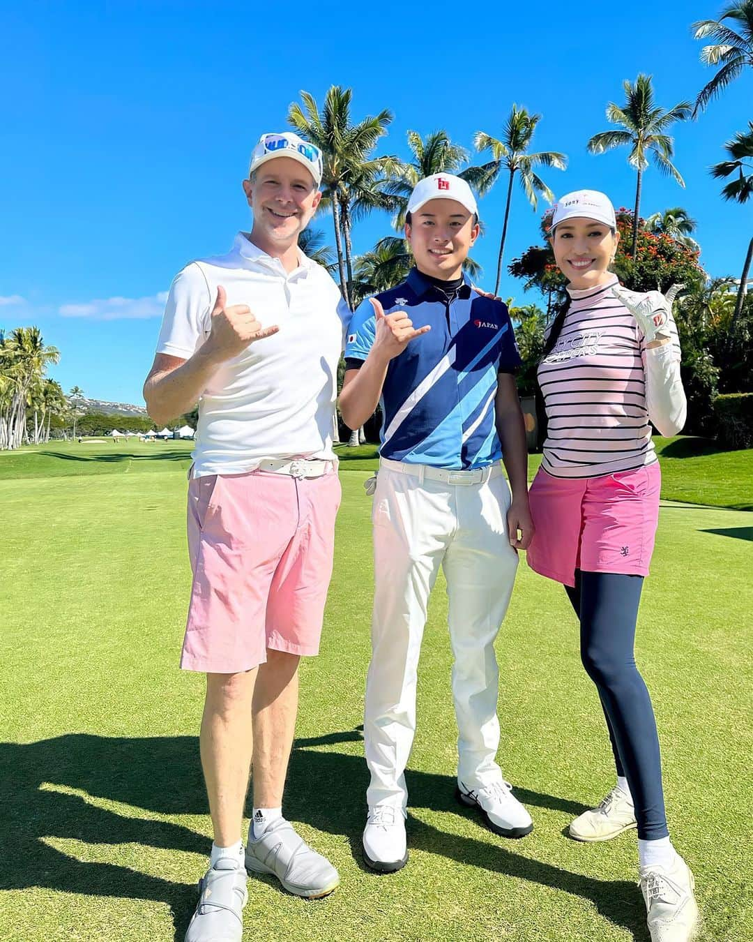 アンミカさんのインスタグラム写真 - (アンミカInstagram)「【SONY OPEN in Hawaii🌺】　@sonyopenhawaii の初日のプロアマ戦⛳️に参戦させて頂きました。  プロの　@austincookgolf と、日本アマチュアチャンピオン⛳️の　@okokokok218 くんと、旦那様の　@theodoremillertokyo と回らせて頂きましたよ🏌️🏌️‍♀️  日本女子プロの　@eimango  エイミー古賀ちゃんの妹さんの @jjen.ko  ジェニファーちゃんとアシュリーちゃんにキャディーを務めて頂き、プロを目指すお二人のアドバイスのおかげで、サンドが得意になり、苦手を克服できました😊  ゴルフは全て自分のせいだから、本当に潔く、そして奥が深い生涯スポーツです🏌️‍♀️  今回はみんなでピンクコーデで❣️  明後日がプロアマのドリームカップ⛳️どなたと回るのかも楽しみです♪  本日1/10(火)は ・22:00〜22:57  TBS 【イキすぎさんに付いてった SP】  ・23:00〜23:15  NHK夜ドラ 【ワタシってサバサバしてるから】に出演します！  お時間許す方は是非、ご覧下さいませ❣️」1月10日 14時05分 - ahnmikaofficial