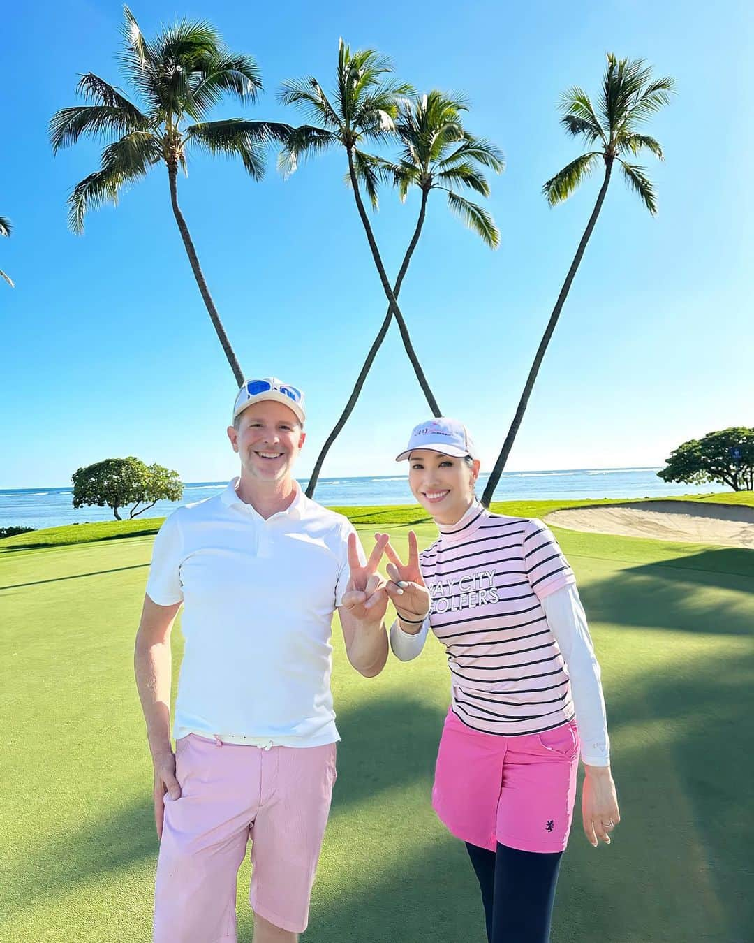 アンミカさんのインスタグラム写真 - (アンミカInstagram)「【SONY OPEN in Hawaii🌺】　@sonyopenhawaii の初日のプロアマ戦⛳️に参戦させて頂きました。  プロの　@austincookgolf と、日本アマチュアチャンピオン⛳️の　@okokokok218 くんと、旦那様の　@theodoremillertokyo と回らせて頂きましたよ🏌️🏌️‍♀️  日本女子プロの　@eimango  エイミー古賀ちゃんの妹さんの @jjen.ko  ジェニファーちゃんとアシュリーちゃんにキャディーを務めて頂き、プロを目指すお二人のアドバイスのおかげで、サンドが得意になり、苦手を克服できました😊  ゴルフは全て自分のせいだから、本当に潔く、そして奥が深い生涯スポーツです🏌️‍♀️  今回はみんなでピンクコーデで❣️  明後日がプロアマのドリームカップ⛳️どなたと回るのかも楽しみです♪  本日1/10(火)は ・22:00〜22:57  TBS 【イキすぎさんに付いてった SP】  ・23:00〜23:15  NHK夜ドラ 【ワタシってサバサバしてるから】に出演します！  お時間許す方は是非、ご覧下さいませ❣️」1月10日 14時05分 - ahnmikaofficial