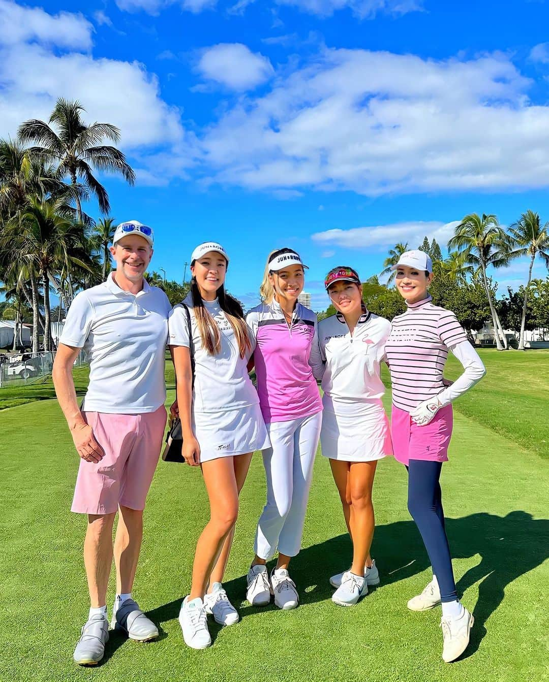 アンミカさんのインスタグラム写真 - (アンミカInstagram)「【SONY OPEN in Hawaii🌺】　@sonyopenhawaii の初日のプロアマ戦⛳️に参戦させて頂きました。  プロの　@austincookgolf と、日本アマチュアチャンピオン⛳️の　@okokokok218 くんと、旦那様の　@theodoremillertokyo と回らせて頂きましたよ🏌️🏌️‍♀️  日本女子プロの　@eimango  エイミー古賀ちゃんの妹さんの @jjen.ko  ジェニファーちゃんとアシュリーちゃんにキャディーを務めて頂き、プロを目指すお二人のアドバイスのおかげで、サンドが得意になり、苦手を克服できました😊  ゴルフは全て自分のせいだから、本当に潔く、そして奥が深い生涯スポーツです🏌️‍♀️  今回はみんなでピンクコーデで❣️  明後日がプロアマのドリームカップ⛳️どなたと回るのかも楽しみです♪  本日1/10(火)は ・22:00〜22:57  TBS 【イキすぎさんに付いてった SP】  ・23:00〜23:15  NHK夜ドラ 【ワタシってサバサバしてるから】に出演します！  お時間許す方は是非、ご覧下さいませ❣️」1月10日 14時05分 - ahnmikaofficial