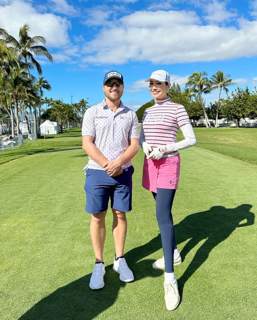 アンミカさんのインスタグラム写真 - (アンミカInstagram)「【SONY OPEN in Hawaii🌺】　@sonyopenhawaii の初日のプロアマ戦⛳️に参戦させて頂きました。  プロの　@austincookgolf と、日本アマチュアチャンピオン⛳️の　@okokokok218 くんと、旦那様の　@theodoremillertokyo と回らせて頂きましたよ🏌️🏌️‍♀️  日本女子プロの　@eimango  エイミー古賀ちゃんの妹さんの @jjen.ko  ジェニファーちゃんとアシュリーちゃんにキャディーを務めて頂き、プロを目指すお二人のアドバイスのおかげで、サンドが得意になり、苦手を克服できました😊  ゴルフは全て自分のせいだから、本当に潔く、そして奥が深い生涯スポーツです🏌️‍♀️  今回はみんなでピンクコーデで❣️  明後日がプロアマのドリームカップ⛳️どなたと回るのかも楽しみです♪  本日1/10(火)は ・22:00〜22:57  TBS 【イキすぎさんに付いてった SP】  ・23:00〜23:15  NHK夜ドラ 【ワタシってサバサバしてるから】に出演します！  お時間許す方は是非、ご覧下さいませ❣️」1月10日 14時05分 - ahnmikaofficial