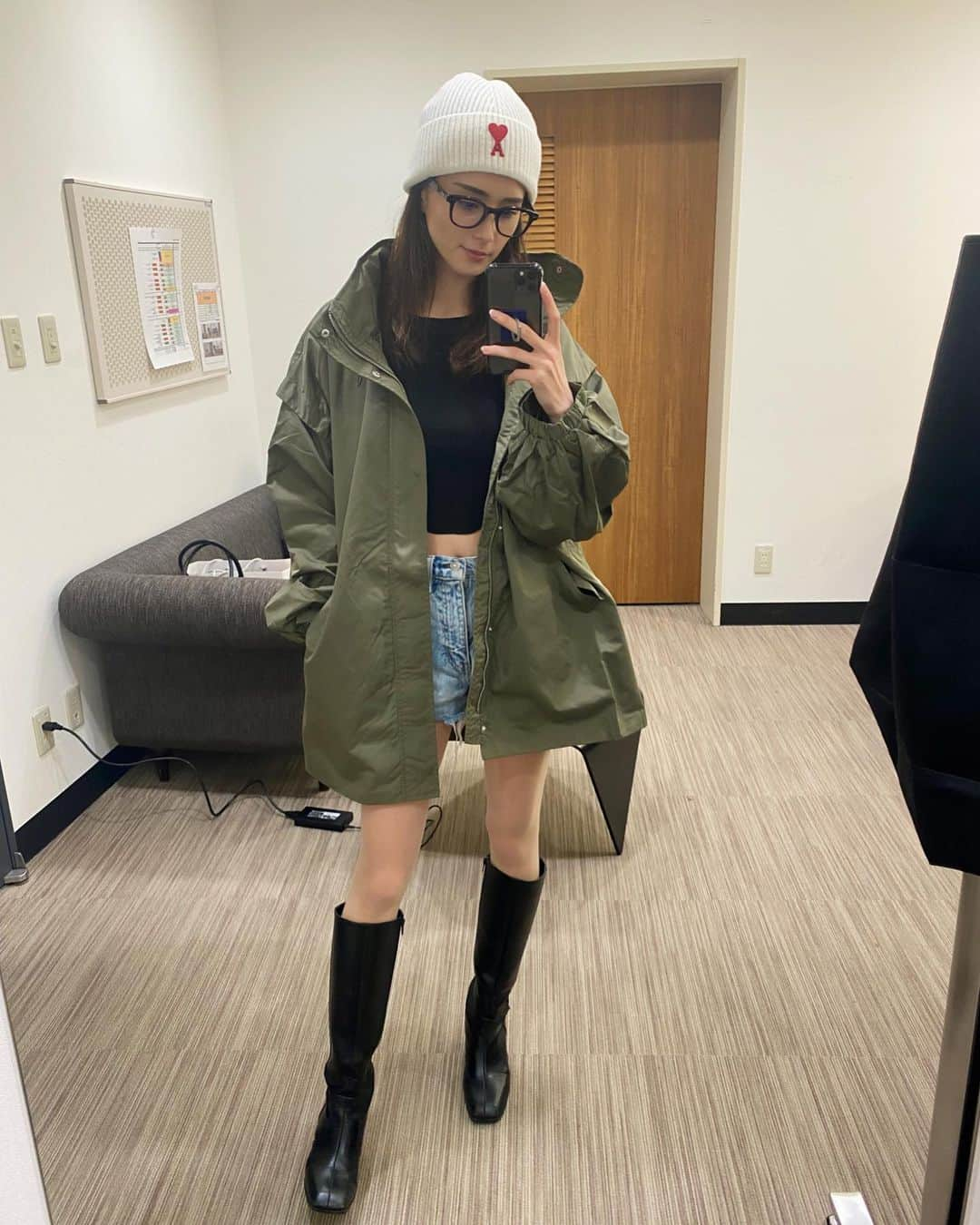 くるみさんのインスタグラム写真 - (くるみInstagram)「いまさらながら大晦日の日の私服、ほんといまさらながらw 🧢 @amiparis  👓 @zoff_eyewear (ちえみちゃんのやつ🥸) 👚 @tothesea_hawaii  👕 @tothesea_hawaii  👢 @moussyofficial」1月10日 15時53分 - kurumikahn