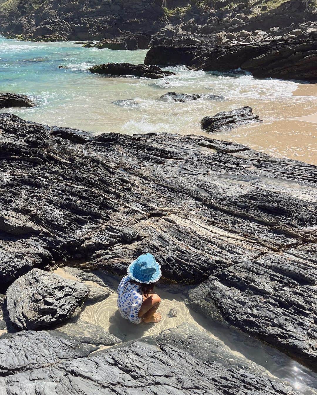 山中美智子さんのインスタグラム写真 - (山中美智子Instagram)「今日は初めてのビーチへ出掛けてみました✨👏🏽🌊  ちょっとハイクしないと行けないんだけど、岩が沢山あって🪨 いつもとはまた違う感じで、壮大な自然感✨✨  素敵だったぁ👍🏾」1月10日 16時30分 - alexiastam1988
