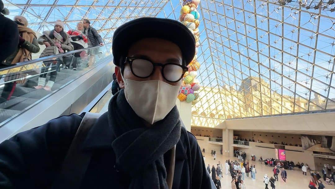 高山都さんのインスタグラム写真 - (高山都Instagram)「まだまだパリの風を背負ってる安井家ですが、12月のパリ紀行Vlog vol.4は、マイナス3度のランニング、ルーブル美術館、そして都サンタになるの巻。 よかったら @tatsuroyasui のプロフィールのURLからどうぞ。」1月10日 17時05分 - miyare38