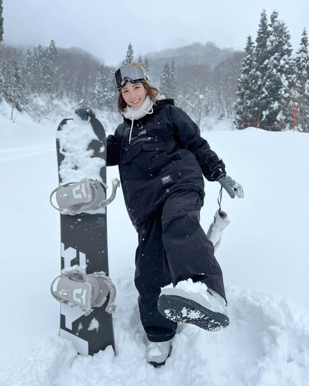 伊藤愛真さんのインスタグラム写真 - (伊藤愛真Instagram)「スノボはじめしてきた☃️🤍 パウダー最高だった❄️ . . 今日は22時からポコチャする予定だよ！いつも遊びに来てくれてありがとおおっっ！！ . . . #スノボ女子#スノボ#スノボコーデ#スノーボード#スノーボード女子#スノーボードウェア#スノボウェア#snowboardwear#snowboarding#snowboard#ootd#스노보드#스노보드복#스키복#神立スノーリゾート」1月10日 17時56分 - __emagram