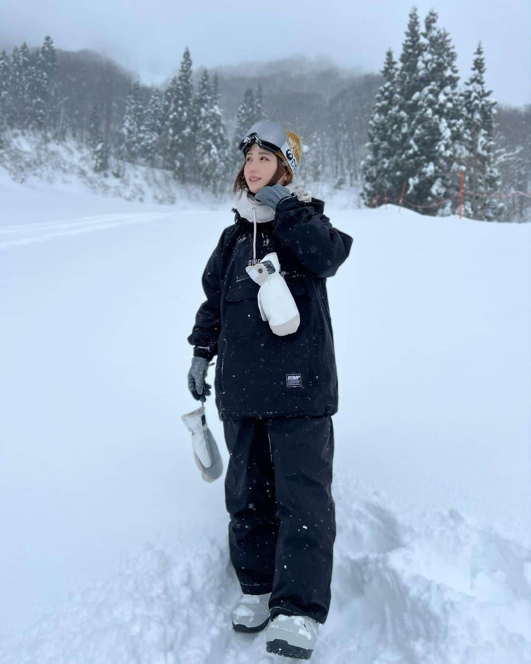 伊藤愛真さんのインスタグラム写真 - (伊藤愛真Instagram)「スノボはじめしてきた☃️🤍 パウダー最高だった❄️ . . 今日は22時からポコチャする予定だよ！いつも遊びに来てくれてありがとおおっっ！！ . . . #スノボ女子#スノボ#スノボコーデ#スノーボード#スノーボード女子#スノーボードウェア#スノボウェア#snowboardwear#snowboarding#snowboard#ootd#스노보드#스노보드복#스키복#神立スノーリゾート」1月10日 17時56分 - __emagram