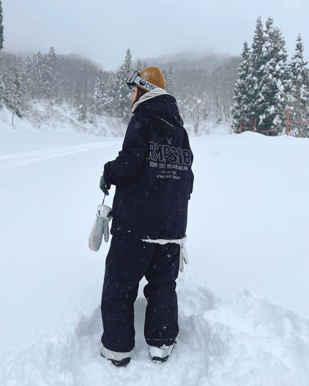 伊藤愛真さんのインスタグラム写真 - (伊藤愛真Instagram)「スノボはじめしてきた☃️🤍 パウダー最高だった❄️ . . 今日は22時からポコチャする予定だよ！いつも遊びに来てくれてありがとおおっっ！！ . . . #スノボ女子#スノボ#スノボコーデ#スノーボード#スノーボード女子#スノーボードウェア#スノボウェア#snowboardwear#snowboarding#snowboard#ootd#스노보드#스노보드복#스키복#神立スノーリゾート」1月10日 17時56分 - __emagram
