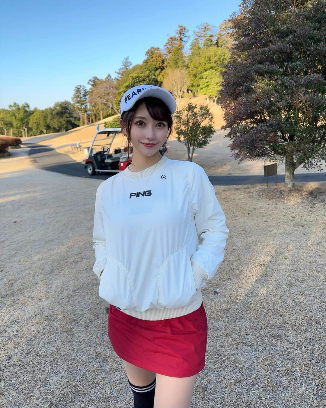 MAYUさんのインスタグラム写真 - (MAYUInstagram)「. 2023年初打ち行ってきたよ〜⛳️🏌️‍♀️❤️ . 朝はまだ気温が低くて ヒートテックとか忘れて着てなかったんだけど このトップス＋ブルゾンが暖かくて平気だった☺️！ （3〜5枚目がスタート前なんだけど、霜が降りてて冬の朝って感じ❄️） . 羊みたいなもこもこのブルゾンがかわいい〜🐑🤍 すごく軽いし、首元もすっきりしてるから スイングの時に全然邪魔にならないのもいいよね✨ . トップスはなんとリバーシブルなの🥺❣️ どちらを表にして着ても風を通さず保温されて 本当にあたたかいし、かわいい！🤍 どちら側で着るかで印象も変わるから コーデ組むのが楽しくなる✨ リバーシブルってなんだかお得感あるよね🤭 . このスカートはほんとに軽くて柔らかくて ストレスフリー！😆 丈感も短めで私は好き❤️ ブラックも持ってるけど、レッドもかわいい❤️ . ウェアは全て @pingapparel_japan だよ〜🤍🤍 . . #ゴルフ女子#ゴルフ#ゴルフウェア#ゴルフコーデ#ピン#ピンアパレル#ピンアンバサダー#ping#pingapparel#pr#ロッテ皆吉台カントリー倶楽部#골프#골프웨어#골프스윙#골프스타그램」1月10日 18時25分 - mayu.kina_golf