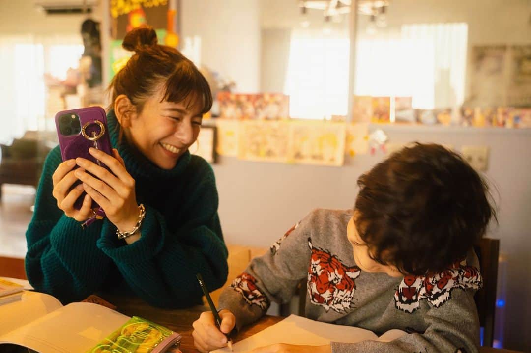 スザンヌさんのインスタグラム写真 - (スザンヌInstagram)「ようやく 大学一年生の秋学期の試験、レポート提出が終わりそう。 ぜんぶ終わったら燃え尽きそうだ！ よく頑張った🙌と言わせて。笑  長い春休みが始まる前に。 勉強する癖を忘れたくなくて←癖をつけるのはかなり大変なのに忘れるの一瞬。  2年生の春学期が始まるまでの貴重なこの時間に何か出来ることないかなぁと思い立ち  @formie_official で資格を取ることにしました♡  資格というと学校に通ったり←もうこれ以上は無理😂 通販のサイト←資料請求してそのままなのが2、3度😂 のイメージがあったんだけど  今はスマホだけで隙間時間に勉強して資格が取れる時代になっている😳すご！  わたしは移動時間、息子が寝た後、 それと、息子がしてる横でママもしよっと！て感じで 少しずつ勉強してます☺️  @formie_official では40種類以上の資格の中から選べて 月3.980円のサブスクで資格学び放題👏  私は今大学で心理学の授業を学んでいてもっと深く知りたくなったので  【心理カウンセリングスペシャリスト資格】の講座を勉強中📝  他にも気になってるのが ⚪︎コミニュケーションスキル資格 ⚪︎マインドフルネスコンサルタント資格 ⚪︎コーヒースペシャリスト資格  興味のある資格がたくさんだから もし余裕があれば他にも勉強したいし資格取りたいな🥰  ストーリーズにリンク貼ってます♡  #スマホで資格 #formie #資格でサブスク #ママにおすすめ  #pr」1月10日 19時02分 - suzanneeee1028