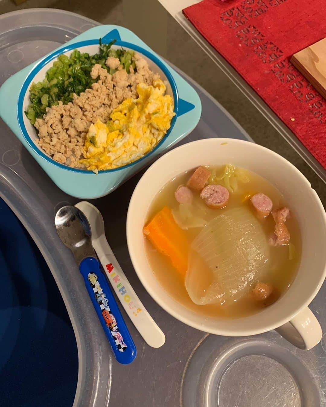 松尾由美子さんのインスタグラム写真 - (松尾由美子Instagram)「. 約1週間ぶりにパパが帰ってきたので、今夜は息子もパパごはん。  #カブの葉っぱ と鶏肉そぼろと炒り卵の #3色丼  #ポトフ   正直言って 我が家は夫の方が料理がうまい。 その証拠に、 私がクリスマスに作ったイチゴのムースケーキも貼っておこう。  ニット、スカート BEIGE, @beigecomma  イヤリング Cream dot @creamdot_official  モノトーンコーデ。 肩のレースが女性らしさをプラス。 白黒のコントラストがクールな印象に。  #松尾由美子 #松尾と服 #スーパーJチャンネル #Jチャン #テレビ朝日 #テレ朝 #アナウンサー」1月10日 19時32分 - yumikomatsuo5