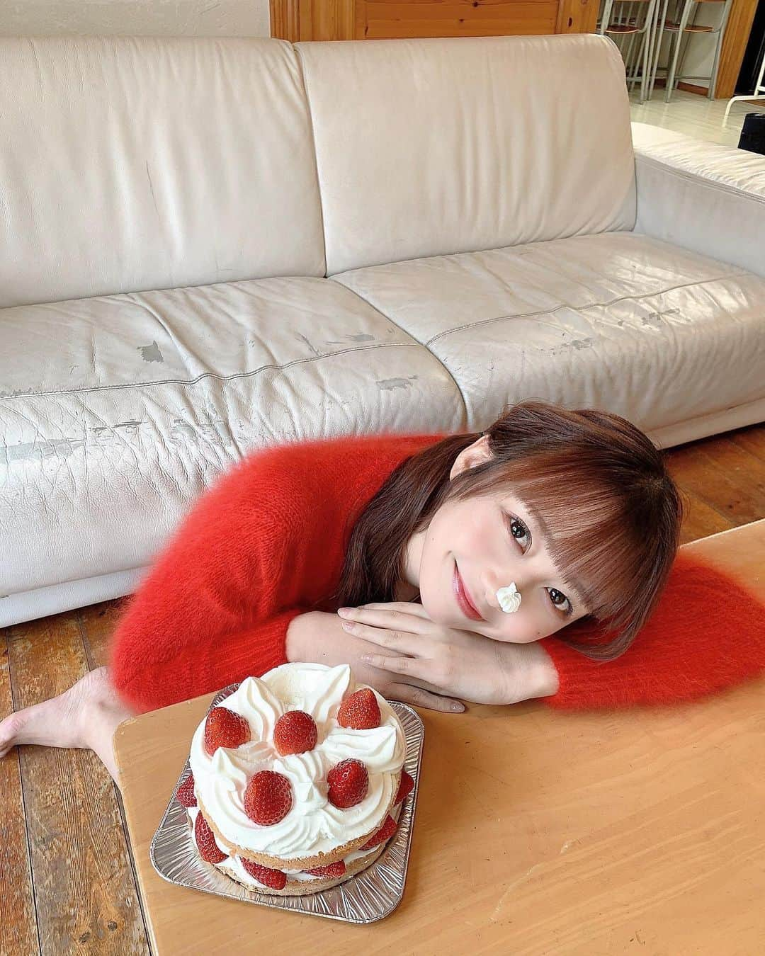 大盛真歩さんのインスタグラム写真 - (大盛真歩Instagram)「❤️ 🎂 ❤️  誕生日とクリスマス近いから沢山ケーキ食べれて幸せだった🥰  BIG ONE GIRLSさんのオフショット〜！ 鼻にクリーム🥴🍓   #雑誌  #グラビア  #オフショット  #ニット  #クリスマス  #誕生日  #ケーキ  #冬  #instagood  #gravure  #photo  #cake  #birthday  #christmas  #winter  #instadaily」1月10日 20時22分 - maho_usagi