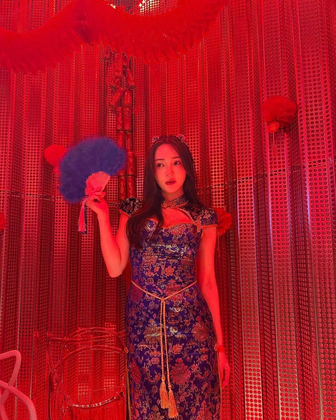 佐藤かよさんのインスタグラム写真 - (佐藤かよInstagram)「🐼🧨🐼❤️ . チャイナドレスの写真が沢山あります🫣 . #dresscord #chinadress」1月10日 21時12分 - satokayo1226