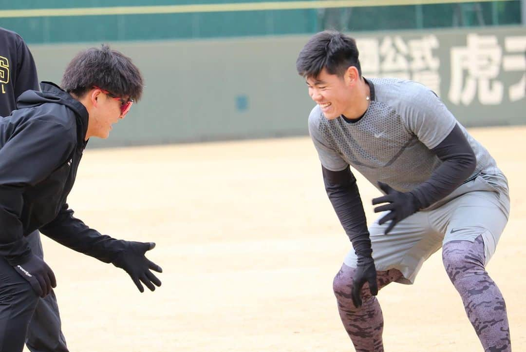 阪神タイガースさんのインスタグラム写真 - (阪神タイガースInstagram)「鳴尾浜球場で自主トレを行なっている選手たちの様子です！ #渡邉雄大 選手 #森木大智 選手 #前川右京 選手 #鈴木勇斗 選手 #榮枝裕貴 選手 #望月惇志 選手 #豊田寛 選手 #才木浩人 選手 #二保旭 選手 #石井大智 選手 #阪神タイガース  #自主トレ  #ARE」1月10日 21時20分 - hanshintigers_official