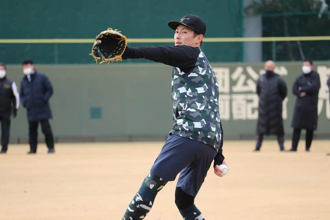 阪神タイガースさんのインスタグラム写真 - (阪神タイガースInstagram)「鳴尾浜球場で自主トレを行なっている選手たちの様子です！ #渡邉雄大 選手 #森木大智 選手 #前川右京 選手 #鈴木勇斗 選手 #榮枝裕貴 選手 #望月惇志 選手 #豊田寛 選手 #才木浩人 選手 #二保旭 選手 #石井大智 選手 #阪神タイガース  #自主トレ  #ARE」1月10日 21時20分 - hanshintigers_official