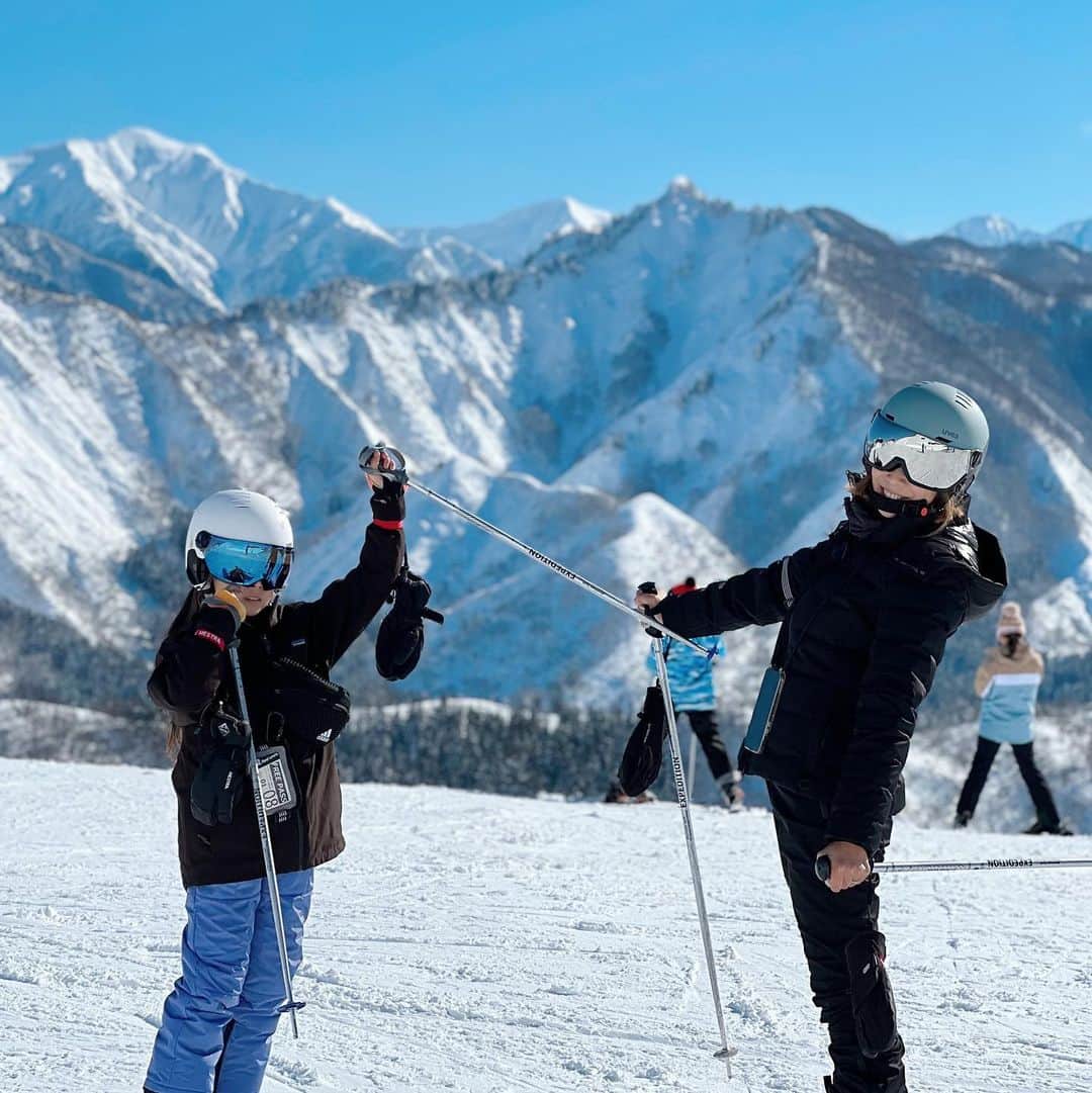 西山美希子さんのインスタグラム写真 - (西山美希子Instagram)「初級コースを滑るのは家族でワタシだけ🥲一人でひたすら孤独に滑り続けましたw。最終日に一緒にお付き合いして滑ってもらい、もはや物足りなくて退屈そう…」1月10日 22時50分 - mariaclove