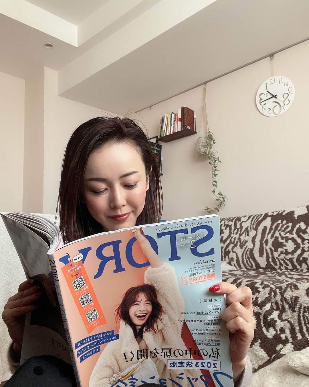宮崎宣子さんのインスタグラム写真 - (宮崎宣子Instagram)「現在発売のSTORY2月号に記事が掲載されております😊  STORY…まさか自分が40代になってSTORY に載ってる✨✨じーん🥲  25年前の私は、当時18歳。 高田馬場にある木造2階建ての全員早稲田生が住んでいるアパートで、 モデルの高垣麗子さんをCanCanやViViで見ていました。 こんな可愛い人が世の中にいるんだと都会の仕上がりの早さと美しさに、田舎っぺ娘だった私は憧れの存在でした。  同じ宮崎出身なのに、身体のバランスが天と地ほど違うエビちゃんにお会いした時にも、何故同じ年に生まれてこんなに足の長さも顔の小ささも違うものかと、 モデルさんは神様から選ばれた人しかなれない職業だと痛感したのを覚えています。  私はとにかく健康であることに感謝して、あとは努力しかありませんでした。  当時STORYはまだまだ先の読み物だと思っていました。働くお姉様雑誌や、結婚してもキレイでいる方々の愛読書的なイメージだったかと思います。  そのSTORYに載せてもらった自分をみて、まだまだ思ったより成長出来てないですが、18歳の私に言ってやりたい。  25年後まで色々とあるけど、憧れの高垣さん、エビちゃんと同じ雑誌に載れたよ！だから、腐らず必死に頑張れ！そしてあんたは、また早稲田生になってるよ。笑 人生ずっと勉強よ！  って。大学時代勉強もせずに社会勉強と遊んでばかりいたあの頃。 東京に慣れずホームシックで泣いてたあの頃。 田舎っぽさが抜けないで必死に東京に染まろうとしていたあの頃。  高垣さんは、あの頃から今までどんな人生だったんだろうと、 STORYを読みながら43歳の自分を見つめ直していました。  でも、人生100年❣️ まだまだ折り返し地点です。 これから私の人生リスタートと思って、 大学院を卒業できるよう頑張りたいと思います。  #story」1月10日 23時05分 - miyazaki_nobuko