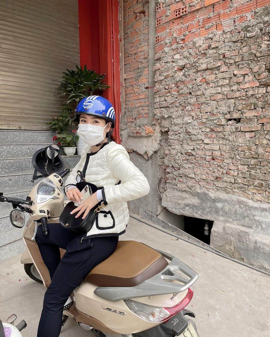 髙田麻紀子さんのインスタグラム写真 - (髙田麻紀子Instagram)「❤︎ . 人生では乗ることはないと思っていたバイク🛵  Grabが捕まらなくて仕方なく乗ったのですが、近場の細々した買い物には車より便利！！笑  乗る機会も増えそうなので、Myヘルメットでも探してみようかと思います😂❤️  ※運転は夫です。  #ハノイライフ　#Hanoilife」1月11日 0時00分 - makikotakada