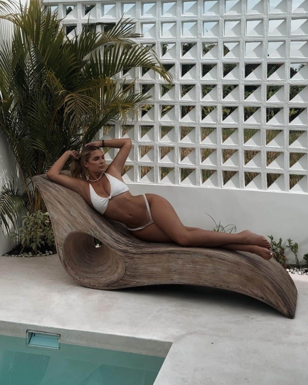 サラ・ハリスさんのインスタグラム写真 - (サラ・ハリスInstagram)「Photo 1 or 2? Mornings in a bikini by the pool > whatever this NZ summer is. 🫠」1月11日 7時32分 - iamsarahharris