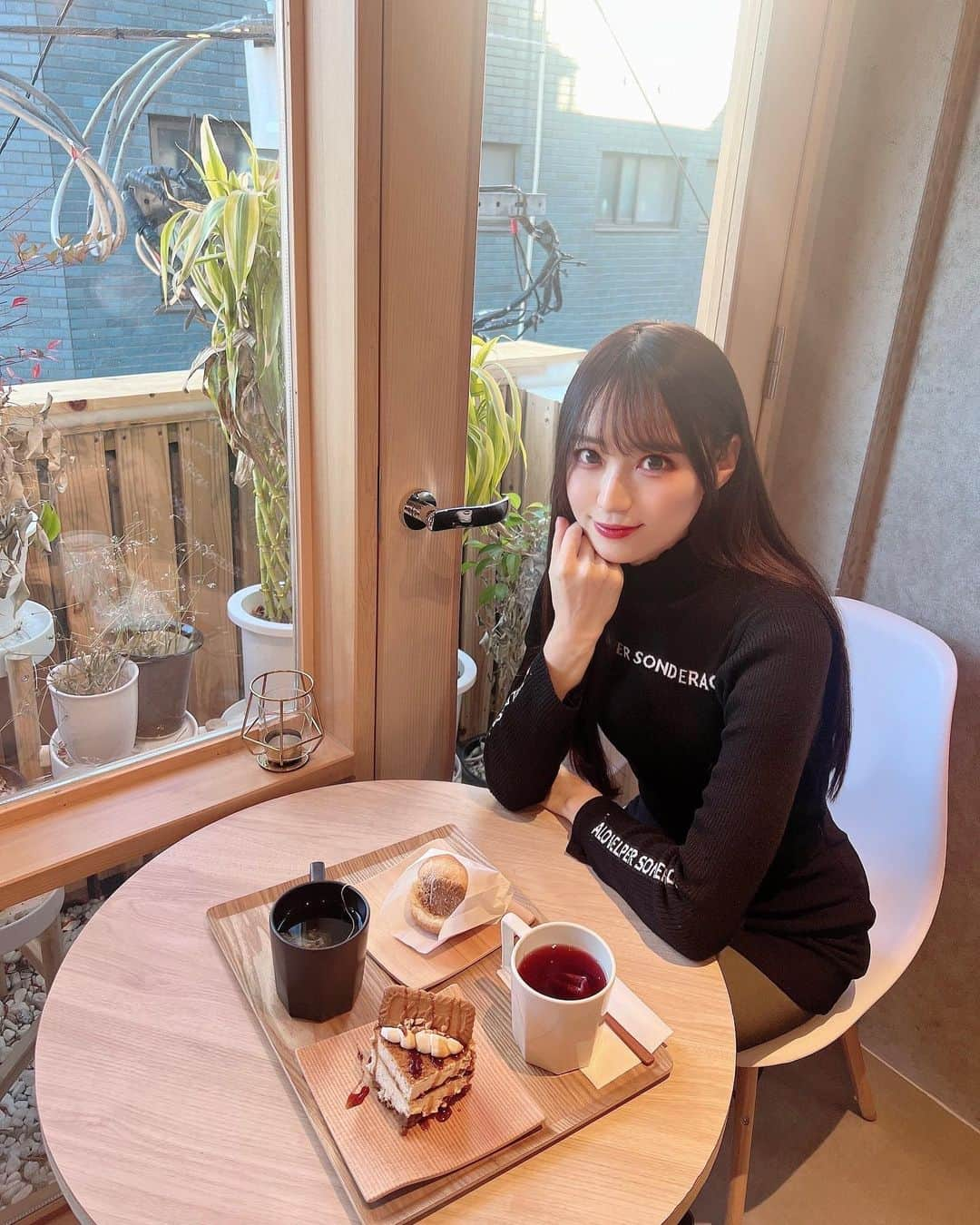 小越しほみさんのインスタグラム写真 - (小越しほみInstagram)「☕️  美容院行ってまだ数日だから髪の毛ツヤツヤでよい感じ✨  @beige_rrsalon のヒト幹細胞水素トリートメント 今回もカラーと同時施術して傷まないようにお願いしたよ😌🙏  最後に動画載せたんだけど beforeも前より綺麗になってる！  まだ3回目とかだけど効果感じて嬉しい🥹  @kensuke__2231 ありがとうございます🌷  . . . . . . . . . . . . 📍cafe @cafe.place_ne   ︎︎︎︎︎︎☑︎tops… @shein_japan  coupon【shihomi2023】 ︎︎︎︎︎︎☑︎bottom… @snidel_official   #SHEINforall #SHEIN新春SALE #shein #shein購入品 #美容院 #美容室 #ヒト幹細胞水素トリートメント #韓国ファッション #ブラックコーデ #ootd #cordinate #冬服 #冬服コーデ #冬コーデ #新大久保カフェ #新大久保グルメ #新大久保スイーツ #カフェ #カフェ巡り #cafeplace #カフェ好きな人と繋がりたい #カフェ活 #snidel #黒髪ストレート #ストレートヘア #黒髪 #ロングヘア #新大久保」1月11日 11時27分 - shihomi1129