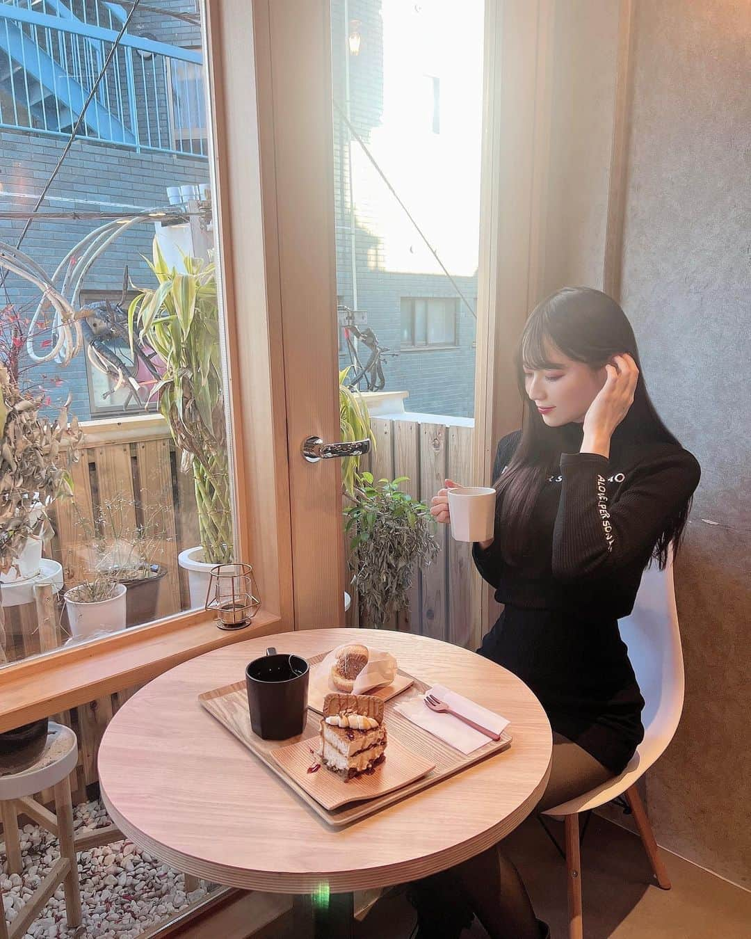 小越しほみさんのインスタグラム写真 - (小越しほみInstagram)「☕️  美容院行ってまだ数日だから髪の毛ツヤツヤでよい感じ✨  @beige_rrsalon のヒト幹細胞水素トリートメント 今回もカラーと同時施術して傷まないようにお願いしたよ😌🙏  最後に動画載せたんだけど beforeも前より綺麗になってる！  まだ3回目とかだけど効果感じて嬉しい🥹  @kensuke__2231 ありがとうございます🌷  . . . . . . . . . . . . 📍cafe @cafe.place_ne   ︎︎︎︎︎︎☑︎tops… @shein_japan  coupon【shihomi2023】 ︎︎︎︎︎︎☑︎bottom… @snidel_official   #SHEINforall #SHEIN新春SALE #shein #shein購入品 #美容院 #美容室 #ヒト幹細胞水素トリートメント #韓国ファッション #ブラックコーデ #ootd #cordinate #冬服 #冬服コーデ #冬コーデ #新大久保カフェ #新大久保グルメ #新大久保スイーツ #カフェ #カフェ巡り #cafeplace #カフェ好きな人と繋がりたい #カフェ活 #snidel #黒髪ストレート #ストレートヘア #黒髪 #ロングヘア #新大久保」1月11日 11時27分 - shihomi1129