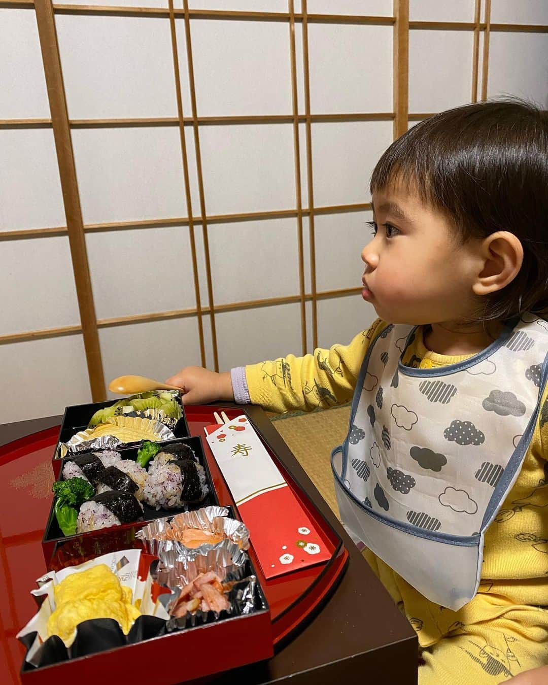 三方美穂さんのインスタグラム写真 - (三方美穂Instagram)「初詣は毎年住吉大社に⛩ おみくじでは数年ぶりに引いた「大吉」を見て今年は良い一年になりそうだとワクワクしてしまった私😊笑 年始はぞーちゃんの実家でのんびり過ごして、心のおせちまで作ってもらった🧡 姪っ子にたくさん遊んでもらって この年末年始で話せる言葉も増えたね🧒🏻 今年はどんな一年になるか楽しみ🧡 良いことも嫌なことも楽しみながら乗り越えていきましょ😊 #2023 #初詣 #大吉 #子どものいる暮らし  #家族」1月11日 12時14分 - mihomikata