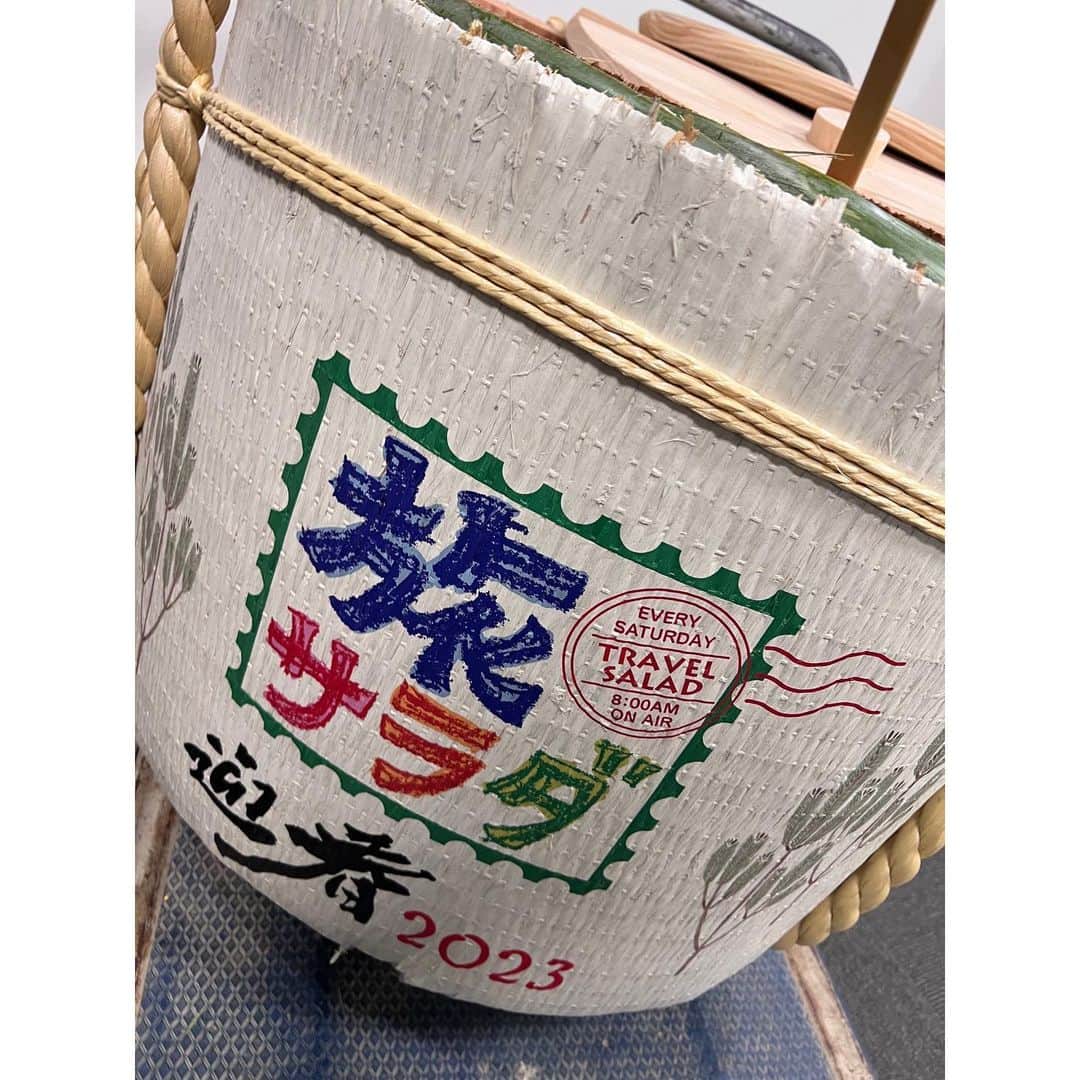 東留伽さんのインスタグラム写真 - (東留伽Instagram)「新春企画🌅コレ欲しかろうの旅〜 コレうまの旅で訪れた静岡、宮崎のお店に再び行って参りました🫡 ． ． 静岡のシーンで食べていたアイスは、以前放送した「ななや」さんの一番濃い抹茶です！ @nanaya_shizuoka  . やっぱり濃い。でもめちゃくちゃ美味しかったです😆 ． ． 旅サラダ菰樽で華々しい鏡開きとなりました✨ なかまる印のロゴ入り枡も可愛いです！ ． ． 宮崎では青島神社で少し早めの参拝へ😌 鬼の洗濯板と呼ばれる海岸の地形が印象的でした。 ． 静岡では、以前のロケではずっと曇っていた富士山が姿を現しました！！はじめてこんなに近くで見られた🗻 ． みなさんの初夢には登場しましたか？ ． ． #旅サラダ #コレうまの旅 #コレ欲しかろうの旅  #静岡 #富士山 #宮崎 #青島神社」1月11日 12時19分 - azumaruka_abc