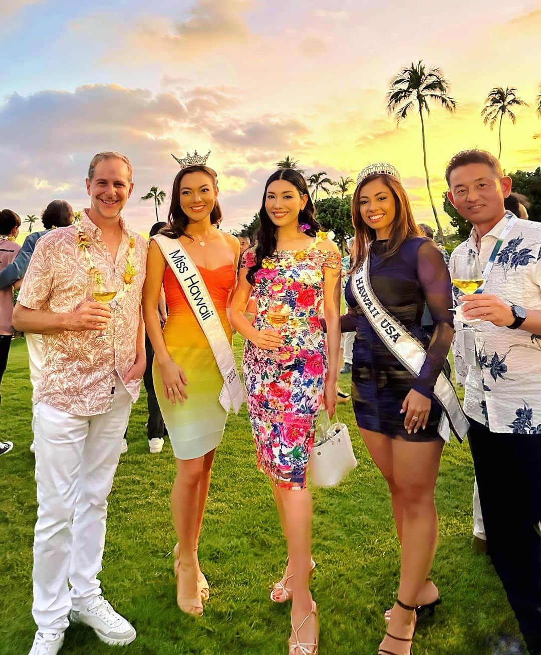 アンミカさんのインスタグラム写真 - (アンミカInstagram)「【SONY OPEN in Hawaii🌺】のプロアマ戦🏌️‍♀️アフターガーデンパーティへ🍸  カハラホテルのお庭から見えるサンセットがとっても美しく、夕陽を背に撮影📸  陽が沈んですぐに、神聖なファイヤーダンスショーを見せて頂きましたよ🔥　 その国の儀式や祭事に触れると、文化や国は違えど、魂が鼓舞され多様な気持ちになります。。  ワンピは　@tadashishoji_japan のお気に入りのもので、6年ほど前に黒白とデザイン違いを4枚購入し、大切に着用しています☺️  さて、本日1/11(水)は ・19:00〜21:00  テレビ朝日 【かまいガチ】  ・22:45〜23:00 NHK夜ドラ 【ワタシってサバサバしてるから】  ・23:15〜23:45 テレビ朝日 【かまいガチ　延長戦】に出演です。  お時間許す方は是非、ご覧下さいませ😊」1月11日 12時20分 - ahnmikaofficial