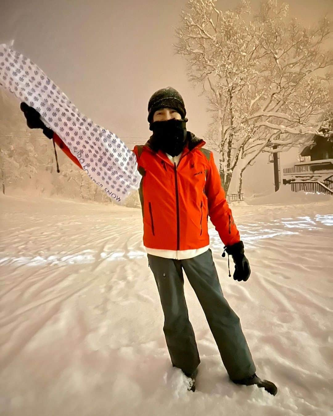 郷ひろみさんのインスタグラム写真 - (郷ひろみInstagram)「お正月は雪国にも行ってきたよ❄️ 初体験のワカサギ釣り、極寒の中自分で釣ったワカサギは感動の美味しさだった‼️  #郷ひろみ#hiromigo#雪国」1月11日 12時36分 - hiromigo_official