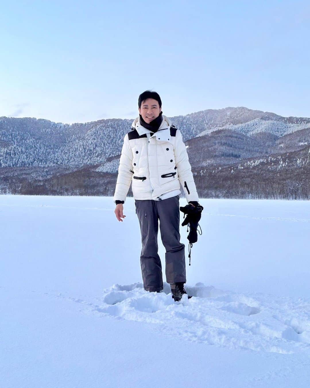 郷ひろみさんのインスタグラム写真 - (郷ひろみInstagram)「お正月は雪国にも行ってきたよ❄️ 初体験のワカサギ釣り、極寒の中自分で釣ったワカサギは感動の美味しさだった‼️  #郷ひろみ#hiromigo#雪国」1月11日 12時36分 - hiromigo_official